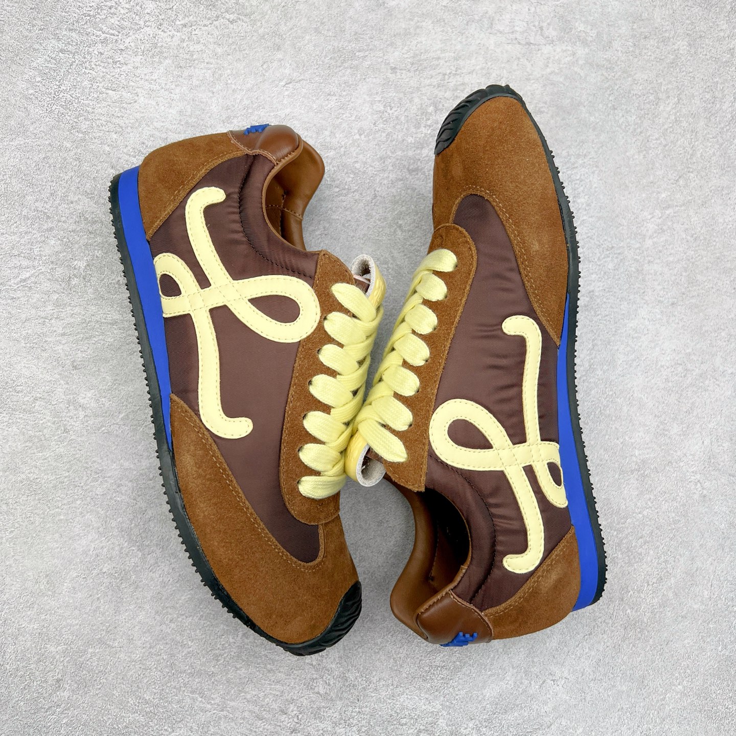 图片[3]-罗意威LOEWE 2025 | Ballet Runner2.0 新款芭蕾舞鞋 超级棒 不对称鞋头造型，作为LOEWE的标志性设计 超柔软，轻便且灵活的鞋底，新的波浪纹理橡胶外底，延伸至鞋头，升级的柔软皮革内衬和鞋床，提供最大舒适感，后跟有3D注塑橡胶徽标，真皮和皮料混搭彰显复古风格 内增高拼色德训鞋 阿甘鞋 小白鞋 拼色拼接鞋面 非常高级隐藏式小内增高 脚后跟设计新颖 柔软舒适 会被评为年度最舒适的暴走鞋 如履平地 原版细节 鞋面由进口麂皮 牛皮 原版布拼接 牛皮垫脚 原版定制磨具组合大底 原盒包装 内娱明星杨幂等众多同款上脚 小红书 一系列素材图 极具爆款。 尺码 35 36 37 38 39 40-选品中心