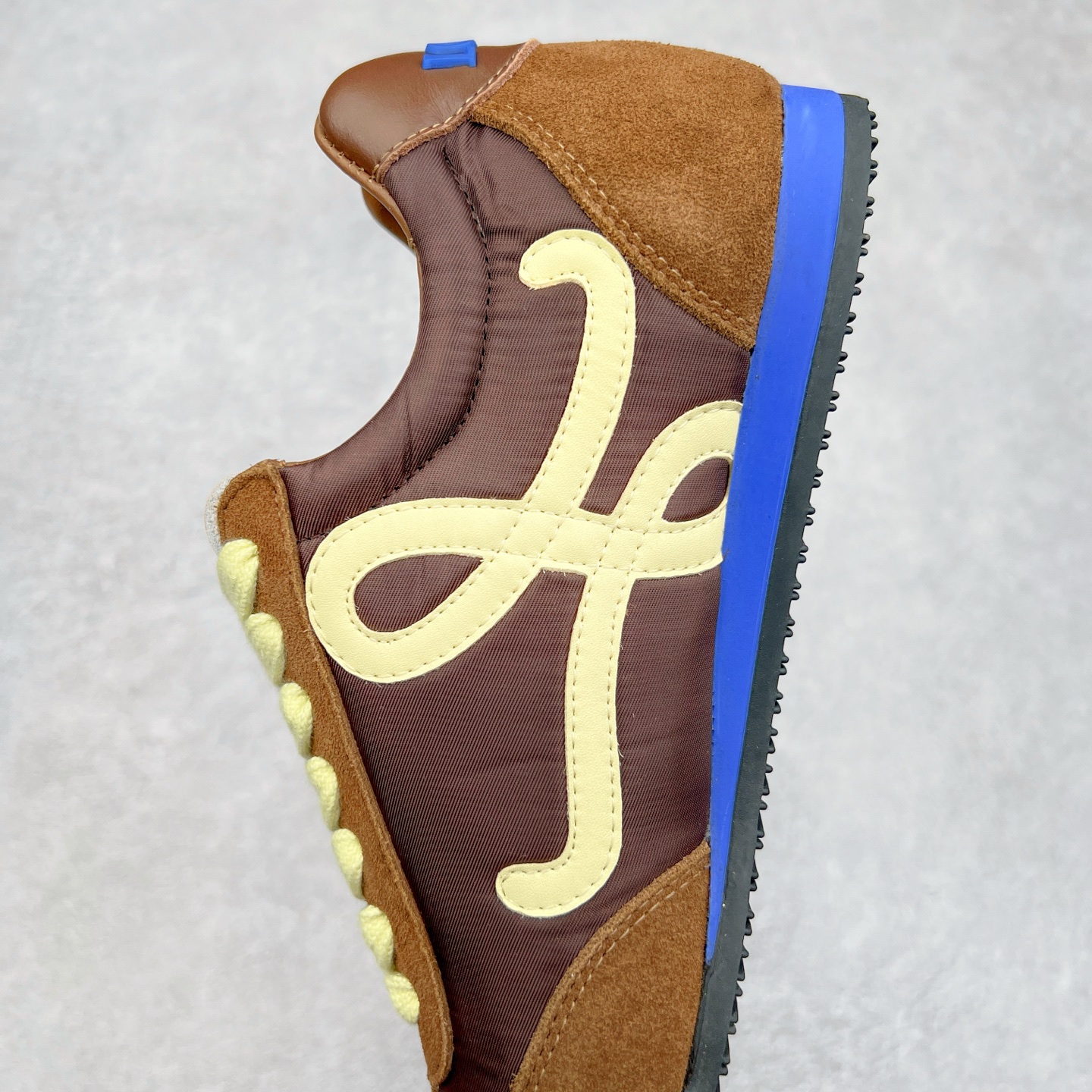 图片[7]-罗意威LOEWE 2025 | Ballet Runner2.0 新款芭蕾舞鞋 超级棒 不对称鞋头造型，作为LOEWE的标志性设计 超柔软，轻便且灵活的鞋底，新的波浪纹理橡胶外底，延伸至鞋头，升级的柔软皮革内衬和鞋床，提供最大舒适感，后跟有3D注塑橡胶徽标，真皮和皮料混搭彰显复古风格 内增高拼色德训鞋 阿甘鞋 小白鞋 拼色拼接鞋面 非常高级隐藏式小内增高 脚后跟设计新颖 柔软舒适 会被评为年度最舒适的暴走鞋 如履平地 原版细节 鞋面由进口麂皮 牛皮 原版布拼接 牛皮垫脚 原版定制磨具组合大底 原盒包装 内娱明星杨幂等众多同款上脚 小红书 一系列素材图 极具爆款。 尺码 35 36 37 38 39 40-选品中心