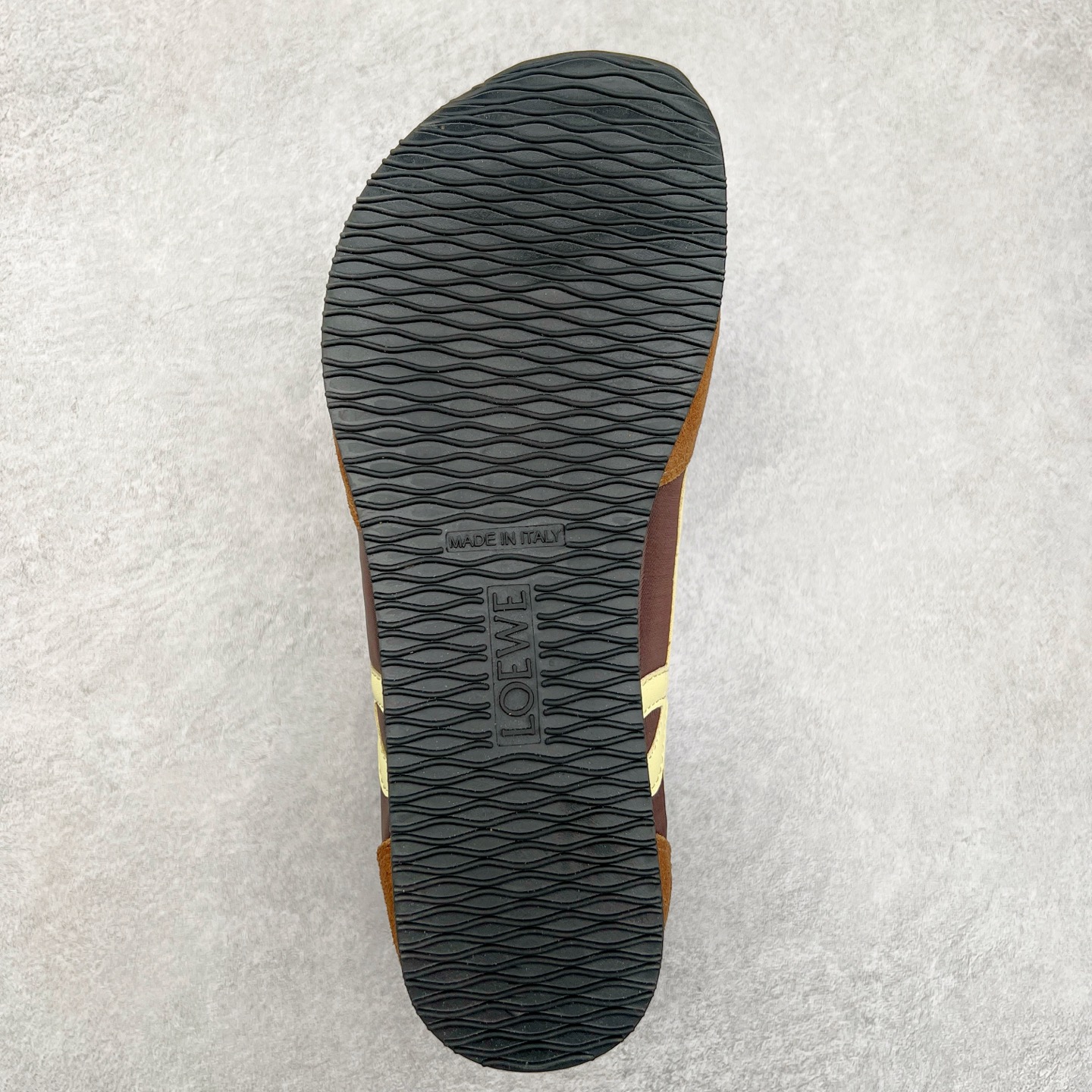 图片[9]-罗意威LOEWE 2025 | Ballet Runner2.0 新款芭蕾舞鞋 超级棒 不对称鞋头造型，作为LOEWE的标志性设计 超柔软，轻便且灵活的鞋底，新的波浪纹理橡胶外底，延伸至鞋头，升级的柔软皮革内衬和鞋床，提供最大舒适感，后跟有3D注塑橡胶徽标，真皮和皮料混搭彰显复古风格 内增高拼色德训鞋 阿甘鞋 小白鞋 拼色拼接鞋面 非常高级隐藏式小内增高 脚后跟设计新颖 柔软舒适 会被评为年度最舒适的暴走鞋 如履平地 原版细节 鞋面由进口麂皮 牛皮 原版布拼接 牛皮垫脚 原版定制磨具组合大底 原盒包装 内娱明星杨幂等众多同款上脚 小红书 一系列素材图 极具爆款。 尺码 35 36 37 38 39 40-选品中心