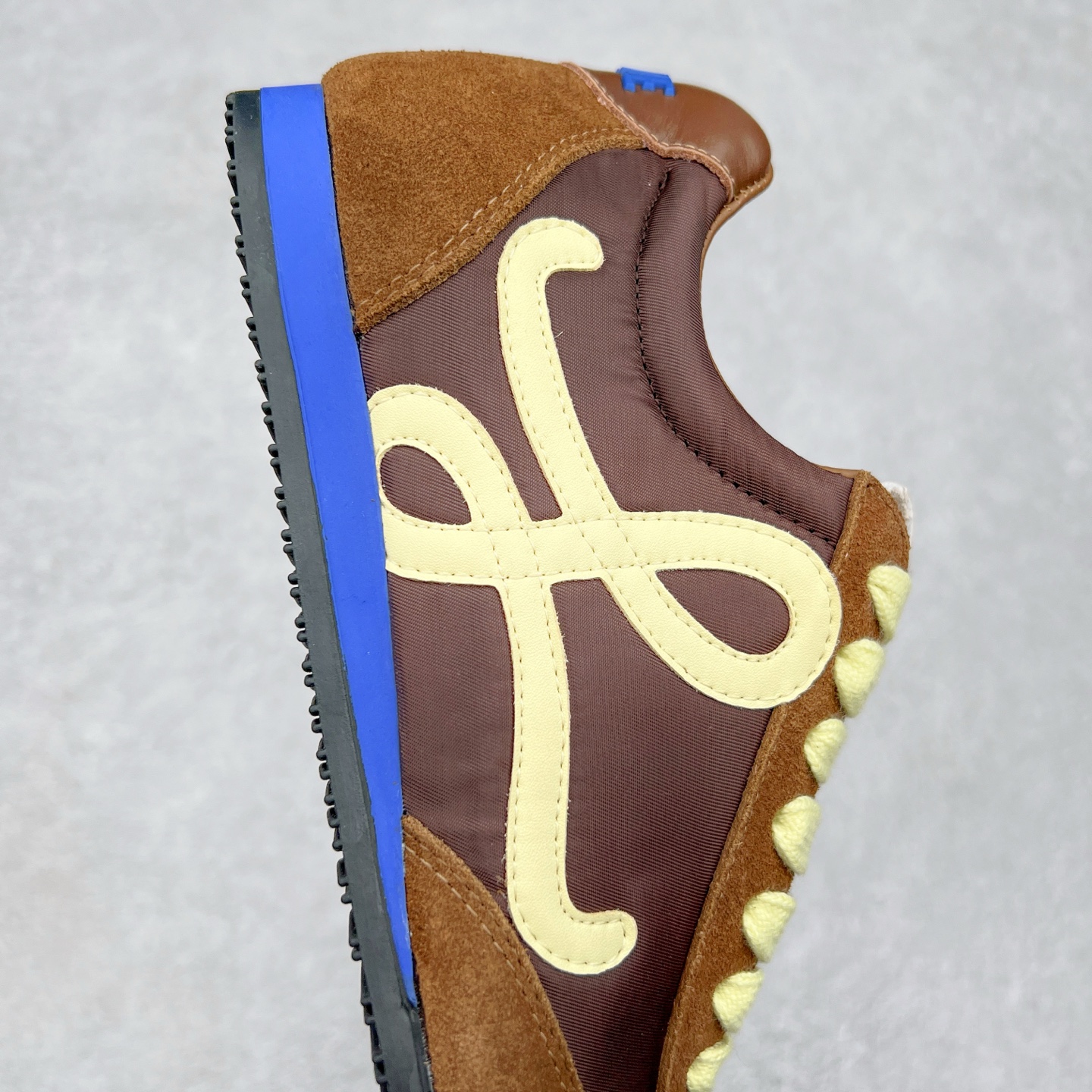 图片[6]-罗意威LOEWE 2025 | Ballet Runner2.0 新款芭蕾舞鞋 超级棒 不对称鞋头造型，作为LOEWE的标志性设计 超柔软，轻便且灵活的鞋底，新的波浪纹理橡胶外底，延伸至鞋头，升级的柔软皮革内衬和鞋床，提供最大舒适感，后跟有3D注塑橡胶徽标，真皮和皮料混搭彰显复古风格 内增高拼色德训鞋 阿甘鞋 小白鞋 拼色拼接鞋面 非常高级隐藏式小内增高 脚后跟设计新颖 柔软舒适 会被评为年度最舒适的暴走鞋 如履平地 原版细节 鞋面由进口麂皮 牛皮 原版布拼接 牛皮垫脚 原版定制磨具组合大底 原盒包装 内娱明星杨幂等众多同款上脚 小红书 一系列素材图 极具爆款。 尺码 35 36 37 38 39 40-选品中心