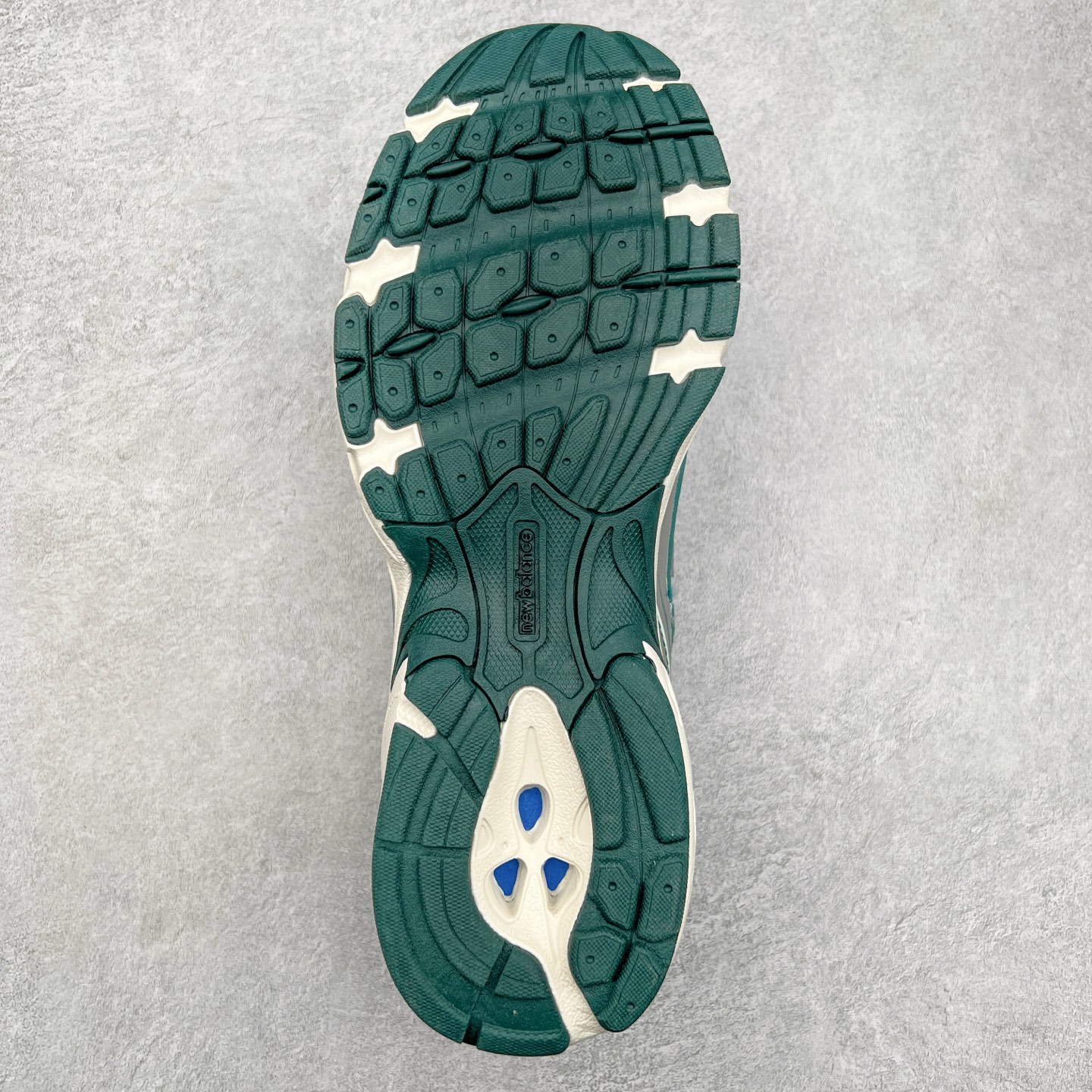 图片[9]-New Balance MR740 NB新百伦系列复古老爹风休闲运动慢跑鞋 采用轻质牛剖革拼接透气网眼衬垫织物鞋面材质 T-Beam大底提供足步弓支撑 保持步态稳定#后跟搭载外露缓震胶 鞋身整体以各种深浅不一的灰色覆盖 鞋头以淡蓝色调装饰，网眼衬垫通过不规律的色块实现做旧的美感 泛黄的鞋底更是进一步增添了复古气息 尺码：36 37 37.5 38 38.5 39.5 40 40.5 41.5 42 42.5 43 44 45-选品中心