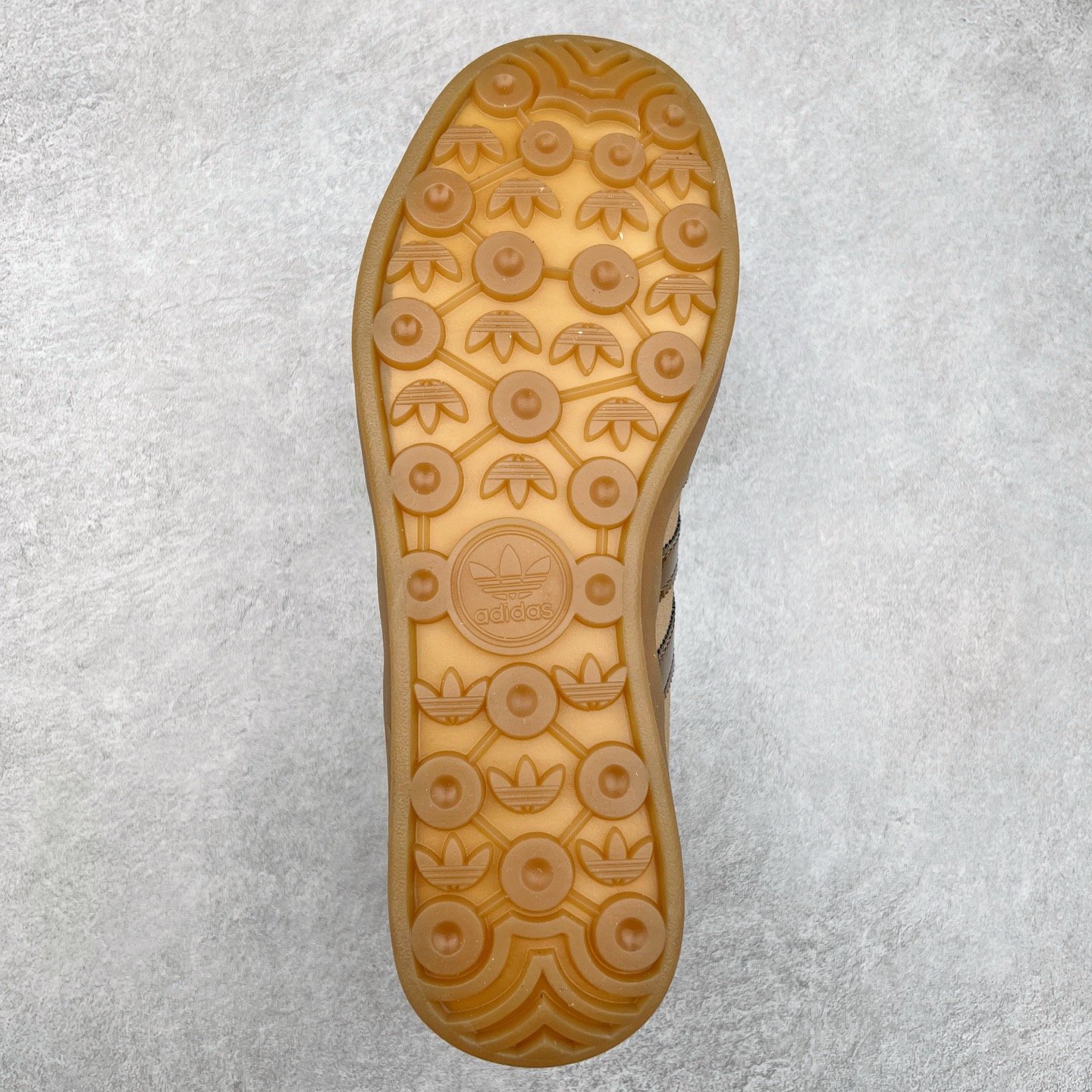 图片[9]-AD Gazelle Indoor Trainers 羚羊内训系列低帮复古百搭休闲运动德训风板鞋 JR8028 90年代经典的复刻版！自60年代以足球训练鞋面世以来,Gazelle就以其经典设计席卷全球。1991年版本的复刻,再造经典Gazelle。采用皮革打造,搭配浊色细节,让这款经典更加简约。尺码：36 36⅔ 37⅓ 38 38⅔ 39⅓ 40 40⅔ 41⅓ 42 42⅔ 43⅓ 44 45-选品中心