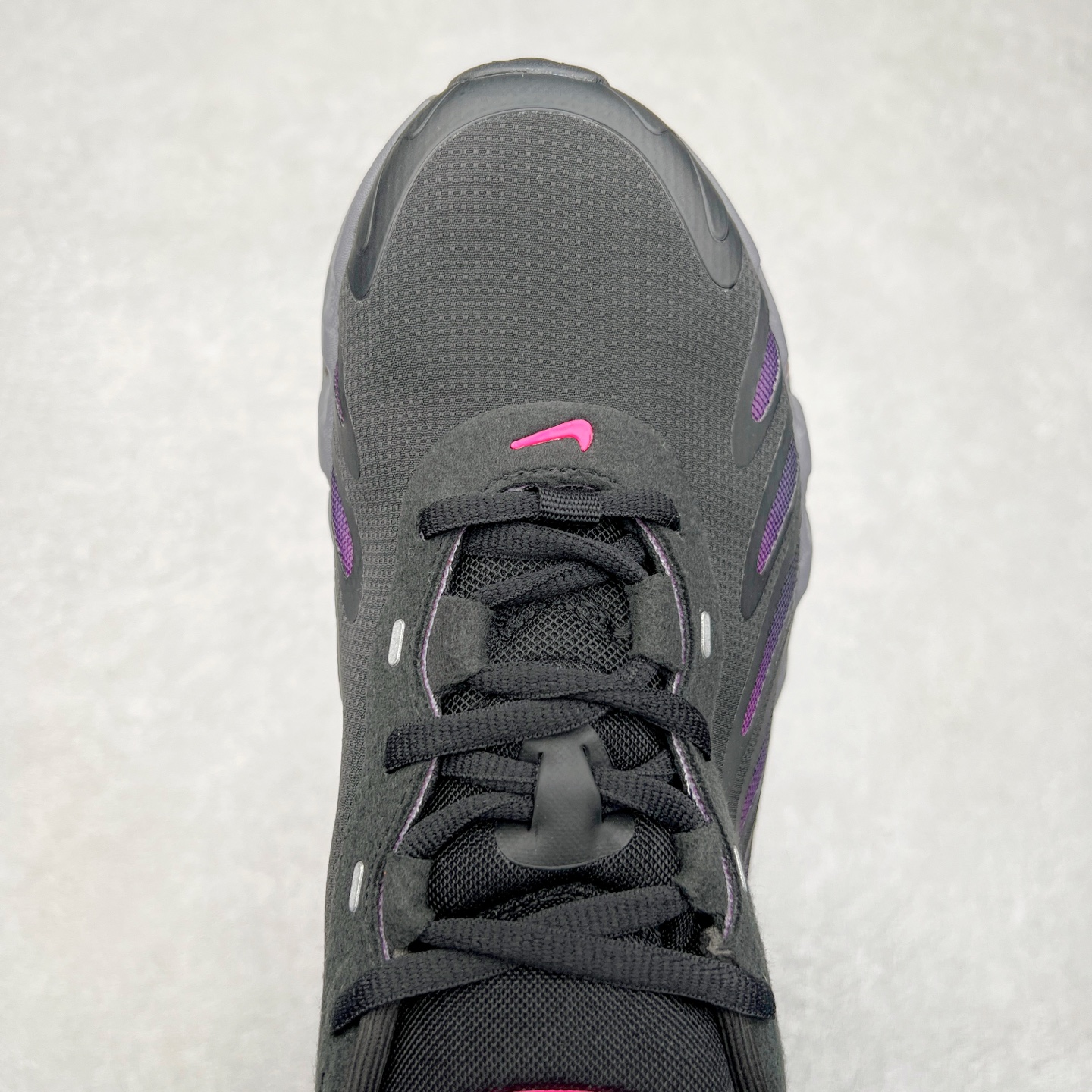 图片[4]-NK Air Max DN8 全掌科技气垫缓震运动跑鞋 FQ7860-103 DN8的核心亮点在于其八腔气垫结构 根据不同部位设定的气压值专为行走设计 提供卓越的舒适感 鞋面的设计让人联想到上世纪90年代末至2000年代初的多款Air Max 中底上系列圆形孔洞引发了热议 不少人将其与竞争品牌的缓震技术进行比较 例如K-SWISS 2010年代初推出的Tubes技 及以多孔鞋底闻名的品牌 尺码：36 36.5 37.5 38 38.5 39 40 40.5 41 42 42.5 43 44 44.5 45-选品中心