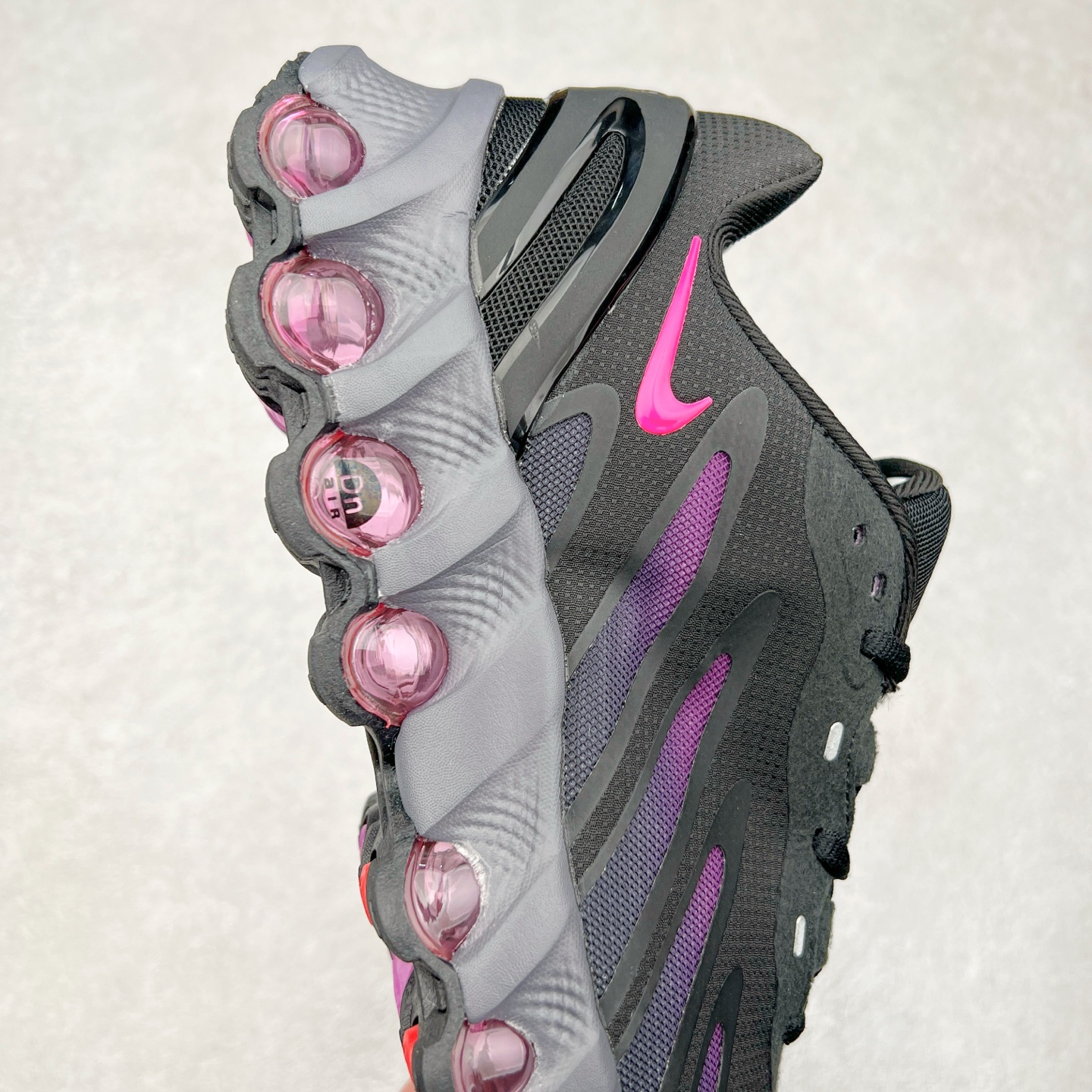 图片[6]-NK Air Max DN8 全掌科技气垫缓震运动跑鞋 FQ7860-103 DN8的核心亮点在于其八腔气垫结构 根据不同部位设定的气压值专为行走设计 提供卓越的舒适感 鞋面的设计让人联想到上世纪90年代末至2000年代初的多款Air Max 中底上系列圆形孔洞引发了热议 不少人将其与竞争品牌的缓震技术进行比较 例如K-SWISS 2010年代初推出的Tubes技 及以多孔鞋底闻名的品牌 尺码：36 36.5 37.5 38 38.5 39 40 40.5 41 42 42.5 43 44 44.5 45-选品中心