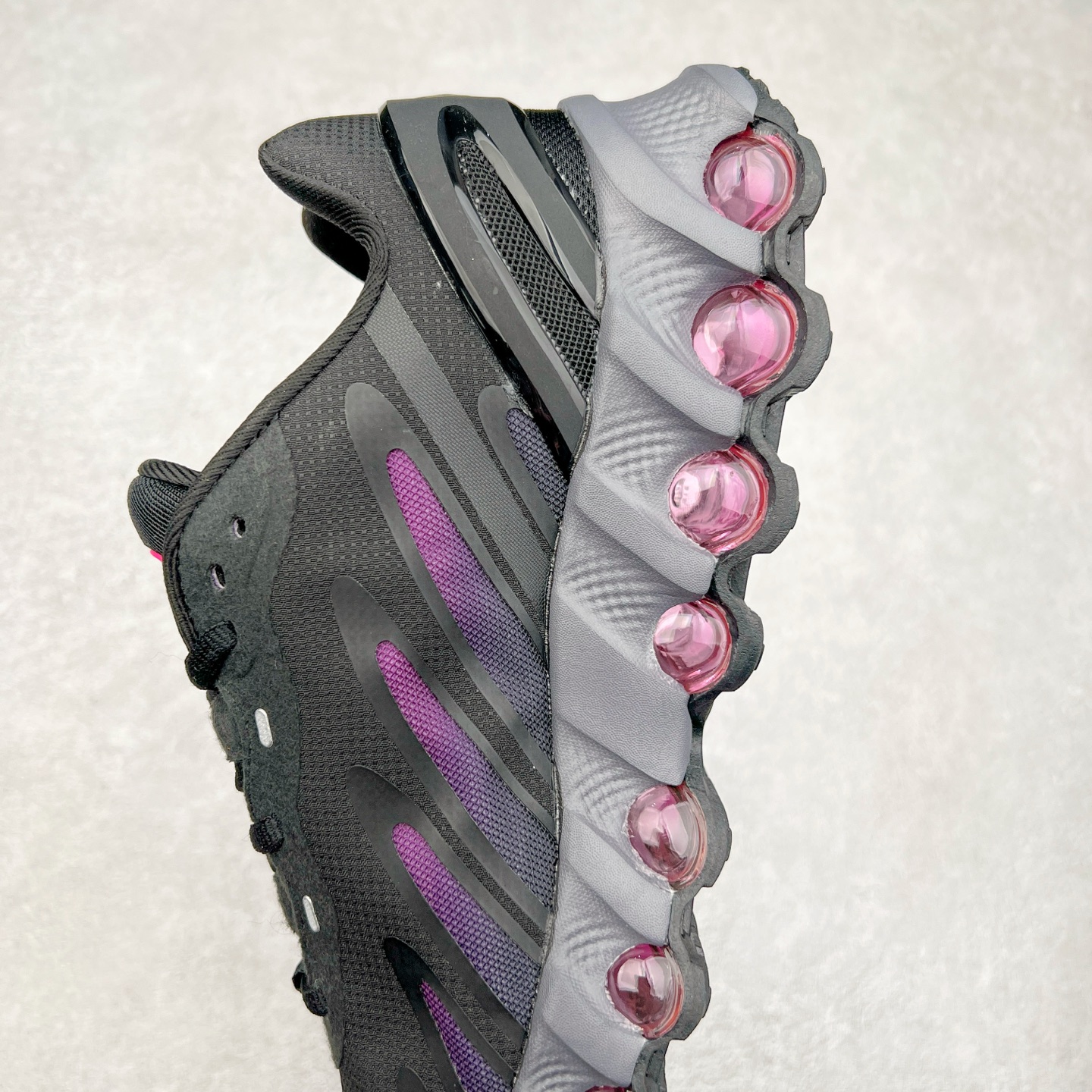 图片[7]-NK Air Max DN8 全掌科技气垫缓震运动跑鞋 FQ7860-103 DN8的核心亮点在于其八腔气垫结构 根据不同部位设定的气压值专为行走设计 提供卓越的舒适感 鞋面的设计让人联想到上世纪90年代末至2000年代初的多款Air Max 中底上系列圆形孔洞引发了热议 不少人将其与竞争品牌的缓震技术进行比较 例如K-SWISS 2010年代初推出的Tubes技 及以多孔鞋底闻名的品牌 尺码：36 36.5 37.5 38 38.5 39 40 40.5 41 42 42.5 43 44 44.5 45-选品中心