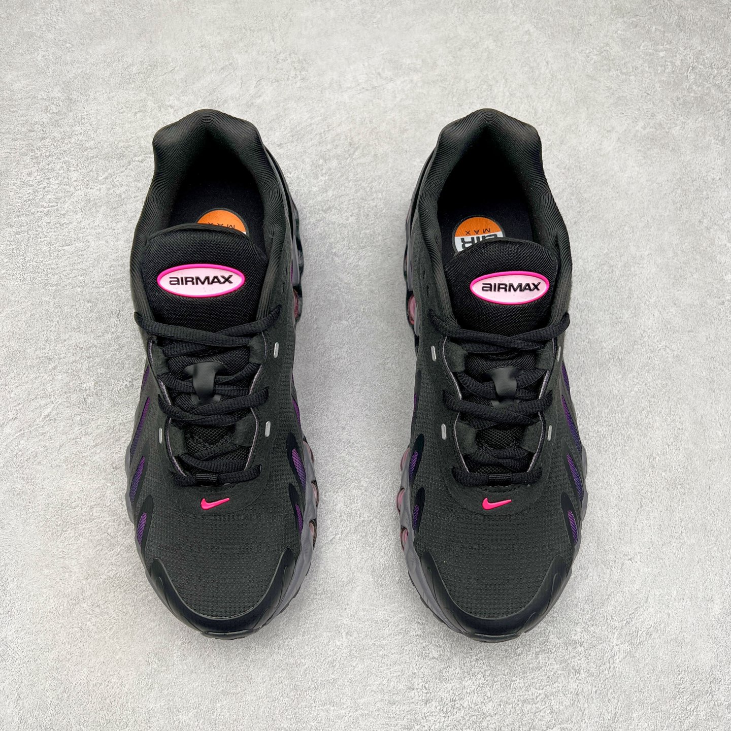 图片[2]-NK Air Max DN8 全掌科技气垫缓震运动跑鞋 FQ7860-103 DN8的核心亮点在于其八腔气垫结构 根据不同部位设定的气压值专为行走设计 提供卓越的舒适感 鞋面的设计让人联想到上世纪90年代末至2000年代初的多款Air Max 中底上系列圆形孔洞引发了热议 不少人将其与竞争品牌的缓震技术进行比较 例如K-SWISS 2010年代初推出的Tubes技 及以多孔鞋底闻名的品牌 尺码：36 36.5 37.5 38 38.5 39 40 40.5 41 42 42.5 43 44 44.5 45-选品中心