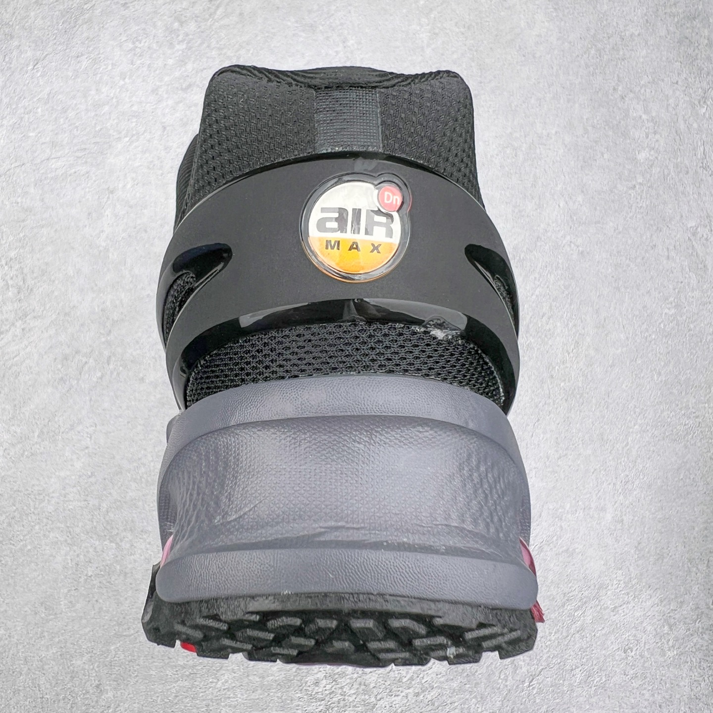 图片[8]-NK Air Max DN8 全掌科技气垫缓震运动跑鞋 FQ7860-103 DN8的核心亮点在于其八腔气垫结构 根据不同部位设定的气压值专为行走设计 提供卓越的舒适感 鞋面的设计让人联想到上世纪90年代末至2000年代初的多款Air Max 中底上系列圆形孔洞引发了热议 不少人将其与竞争品牌的缓震技术进行比较 例如K-SWISS 2010年代初推出的Tubes技 及以多孔鞋底闻名的品牌 尺码：36 36.5 37.5 38 38.5 39 40 40.5 41 42 42.5 43 44 44.5 45-选品中心