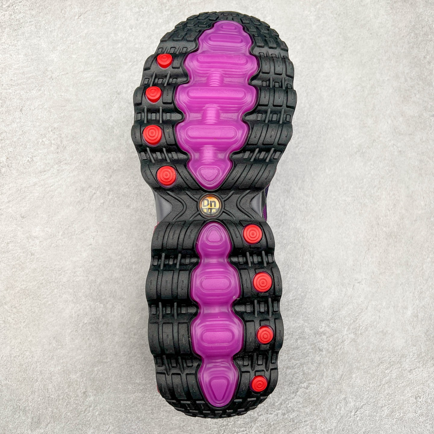 图片[9]-NK Air Max DN8 全掌科技气垫缓震运动跑鞋 FQ7860-103 DN8的核心亮点在于其八腔气垫结构 根据不同部位设定的气压值专为行走设计 提供卓越的舒适感 鞋面的设计让人联想到上世纪90年代末至2000年代初的多款Air Max 中底上系列圆形孔洞引发了热议 不少人将其与竞争品牌的缓震技术进行比较 例如K-SWISS 2010年代初推出的Tubes技 及以多孔鞋底闻名的品牌 尺码：36 36.5 37.5 38 38.5 39 40 40.5 41 42 42.5 43 44 44.5 45-选品中心