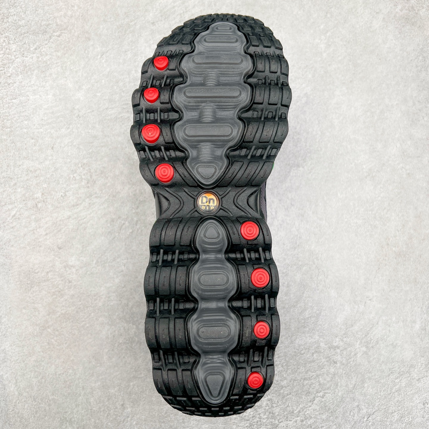 图片[9]-NK Air Max DN8 全掌科技气垫缓震运动跑鞋 FQ7860-006 DN8的核心亮点在于其八腔气垫结构 根据不同部位设定的气压值专为行走设计 提供卓越的舒适感 鞋面的设计让人联想到上世纪90年代末至2000年代初的多款Air Max 中底上系列圆形孔洞引发了热议 不少人将其与竞争品牌的缓震技术进行比较 例如K-SWISS 2010年代初推出的Tubes技 及以多孔鞋底闻名的品牌 尺码：36 36.5 37.5 38 38.5 39 40 40.5 41 42 42.5 43 44 44.5 45-选品中心