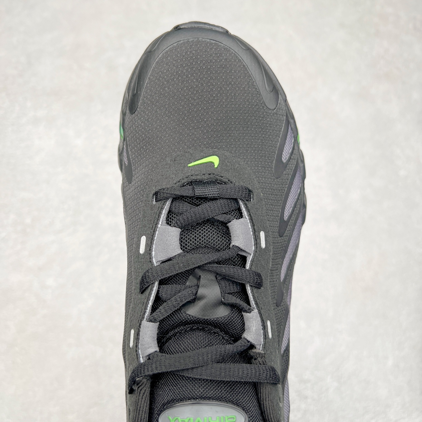 图片[4]-NK Air Max DN8 全掌科技气垫缓震运动跑鞋 FQ7860-006 DN8的核心亮点在于其八腔气垫结构 根据不同部位设定的气压值专为行走设计 提供卓越的舒适感 鞋面的设计让人联想到上世纪90年代末至2000年代初的多款Air Max 中底上系列圆形孔洞引发了热议 不少人将其与竞争品牌的缓震技术进行比较 例如K-SWISS 2010年代初推出的Tubes技 及以多孔鞋底闻名的品牌 尺码：36 36.5 37.5 38 38.5 39 40 40.5 41 42 42.5 43 44 44.5 45-选品中心