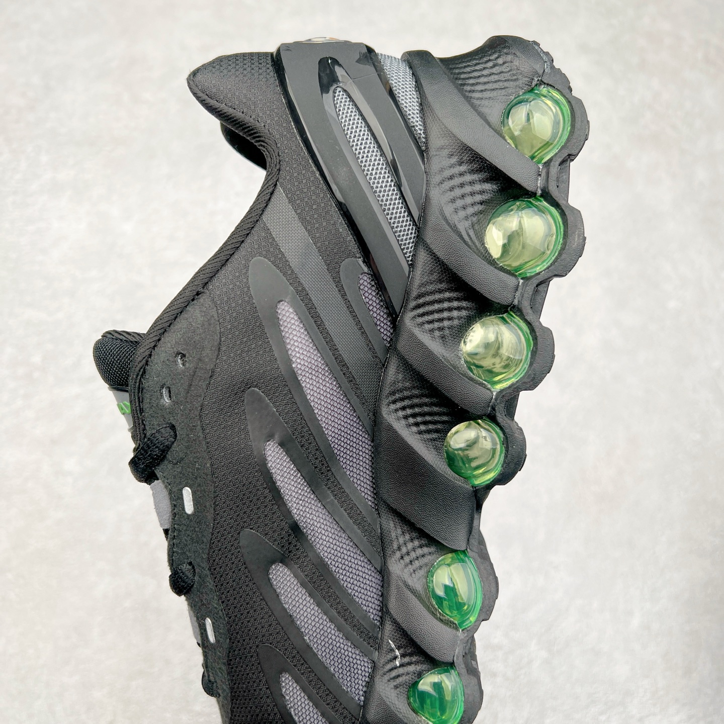 图片[7]-NK Air Max DN8 全掌科技气垫缓震运动跑鞋 FQ7860-006 DN8的核心亮点在于其八腔气垫结构 根据不同部位设定的气压值专为行走设计 提供卓越的舒适感 鞋面的设计让人联想到上世纪90年代末至2000年代初的多款Air Max 中底上系列圆形孔洞引发了热议 不少人将其与竞争品牌的缓震技术进行比较 例如K-SWISS 2010年代初推出的Tubes技 及以多孔鞋底闻名的品牌 尺码：36 36.5 37.5 38 38.5 39 40 40.5 41 42 42.5 43 44 44.5 45-选品中心