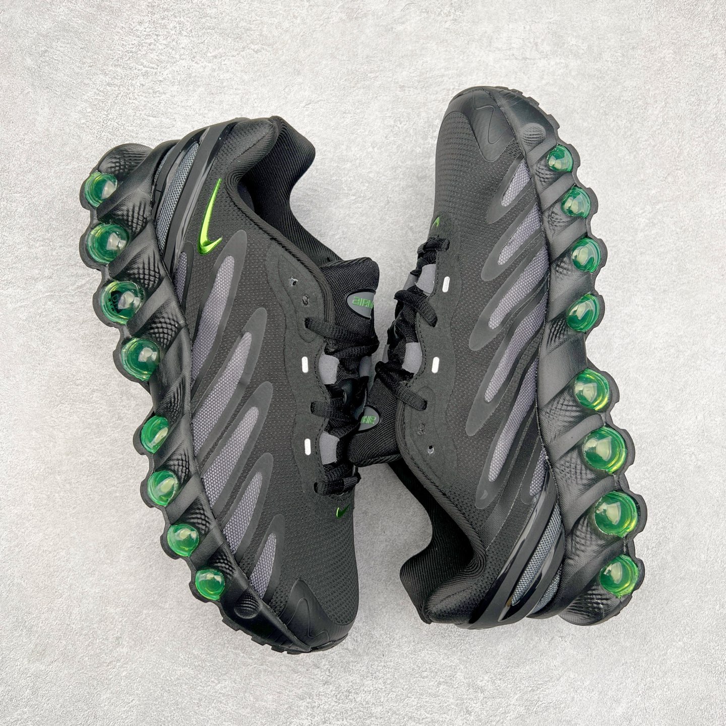 图片[3]-NK Air Max DN8 全掌科技气垫缓震运动跑鞋 FQ7860-006 DN8的核心亮点在于其八腔气垫结构 根据不同部位设定的气压值专为行走设计 提供卓越的舒适感 鞋面的设计让人联想到上世纪90年代末至2000年代初的多款Air Max 中底上系列圆形孔洞引发了热议 不少人将其与竞争品牌的缓震技术进行比较 例如K-SWISS 2010年代初推出的Tubes技 及以多孔鞋底闻名的品牌 尺码：36 36.5 37.5 38 38.5 39 40 40.5 41 42 42.5 43 44 44.5 45-选品中心