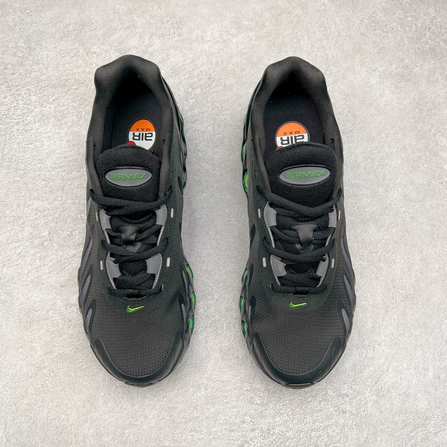 图片[2]-NK Air Max DN8 全掌科技气垫缓震运动跑鞋 FQ7860-006 DN8的核心亮点在于其八腔气垫结构 根据不同部位设定的气压值专为行走设计 提供卓越的舒适感 鞋面的设计让人联想到上世纪90年代末至2000年代初的多款Air Max 中底上系列圆形孔洞引发了热议 不少人将其与竞争品牌的缓震技术进行比较 例如K-SWISS 2010年代初推出的Tubes技 及以多孔鞋底闻名的品牌 尺码：36 36.5 37.5 38 38.5 39 40 40.5 41 42 42.5 43 44 44.5 45-选品中心