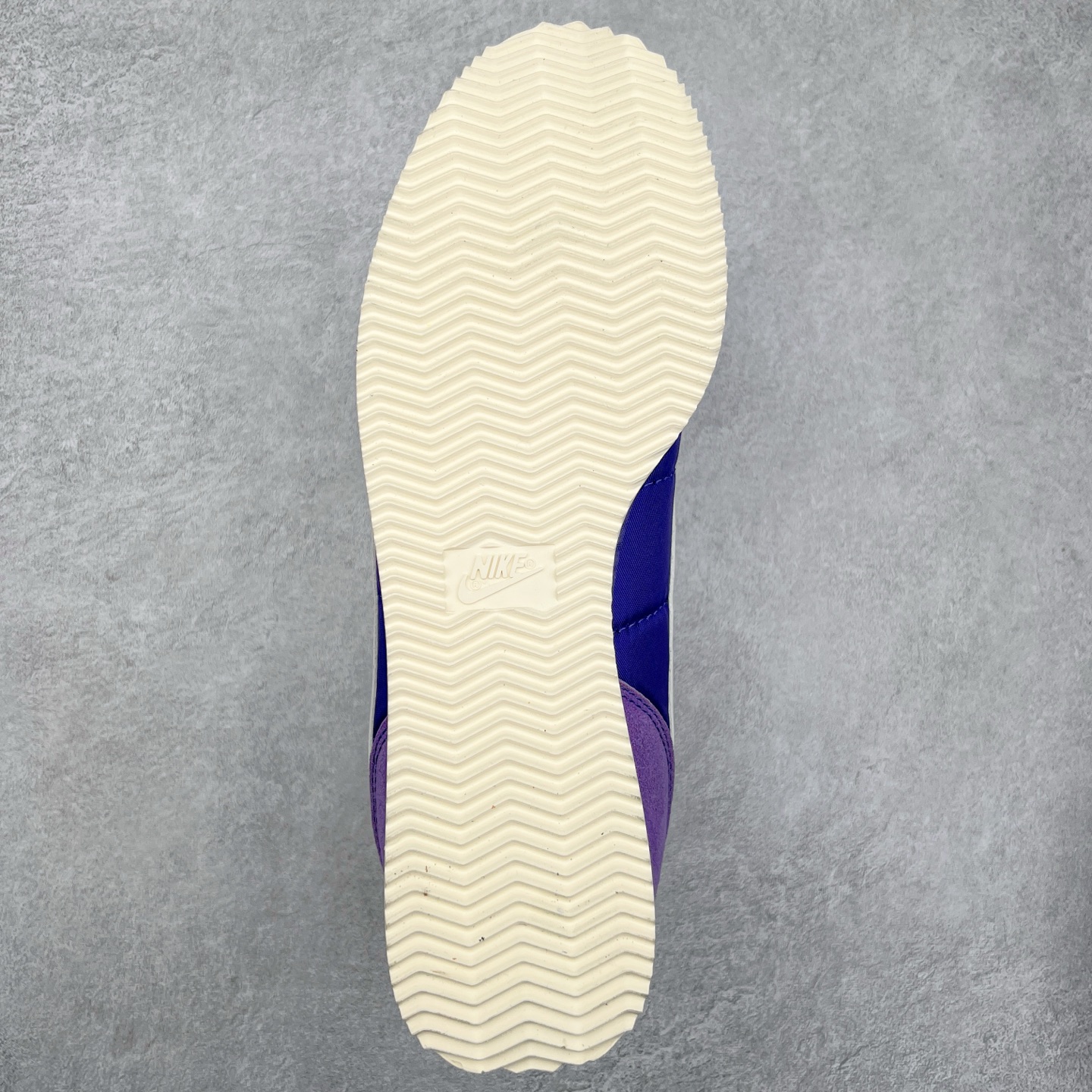 图片[9]-NK Classic Cortez Leather 阿甘复古初代皮革慢跑鞋 实体平台指令订单 全套原纸板楦头开发 原厂数据大底磨具 一比一鞋头弧度高度鞋身弧度 细节品控鞋型随意对比 正确烫金高频细节 公司级标准检验QC 区分市面一切版本 完美复刻阿甘复古鞋型 尺码：35.5 36 36.5 37.5 38 38.5 39 40 40.5 41 42 42.5 43 44 45-选品中心