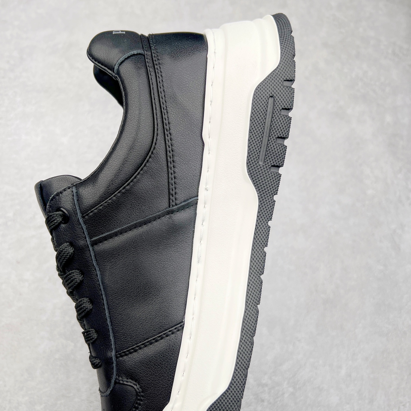 图片[7]-PRADA普拉达 厚底徽标系带运动休闲男鞋系列 广东大厂品质 专柜同步 大气个性更潮更抢眼更追求档次，它将颠覆旧念，与您共度时尚潮人必备! 面料采用原版进口小牛皮 牛皮内里垫脚 橡胶发泡大底 轻便防滑耐磨 脚感舒适 款式耐看做工精细 配以简洁利落的鞋楦 彰显男人的果敢和硬朗 尺码：39-44（皮鞋码）-选品中心