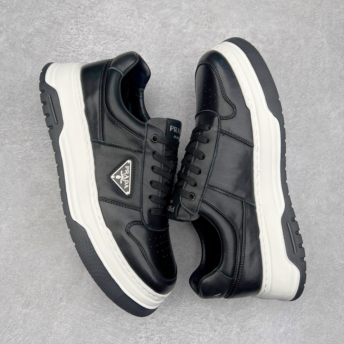 图片[3]-PRADA普拉达 厚底徽标系带运动休闲男鞋系列 广东大厂品质 专柜同步 大气个性更潮更抢眼更追求档次，它将颠覆旧念，与您共度时尚潮人必备! 面料采用原版进口小牛皮 牛皮内里垫脚 橡胶发泡大底 轻便防滑耐磨 脚感舒适 款式耐看做工精细 配以简洁利落的鞋楦 彰显男人的果敢和硬朗 尺码：39-44（皮鞋码）-选品中心