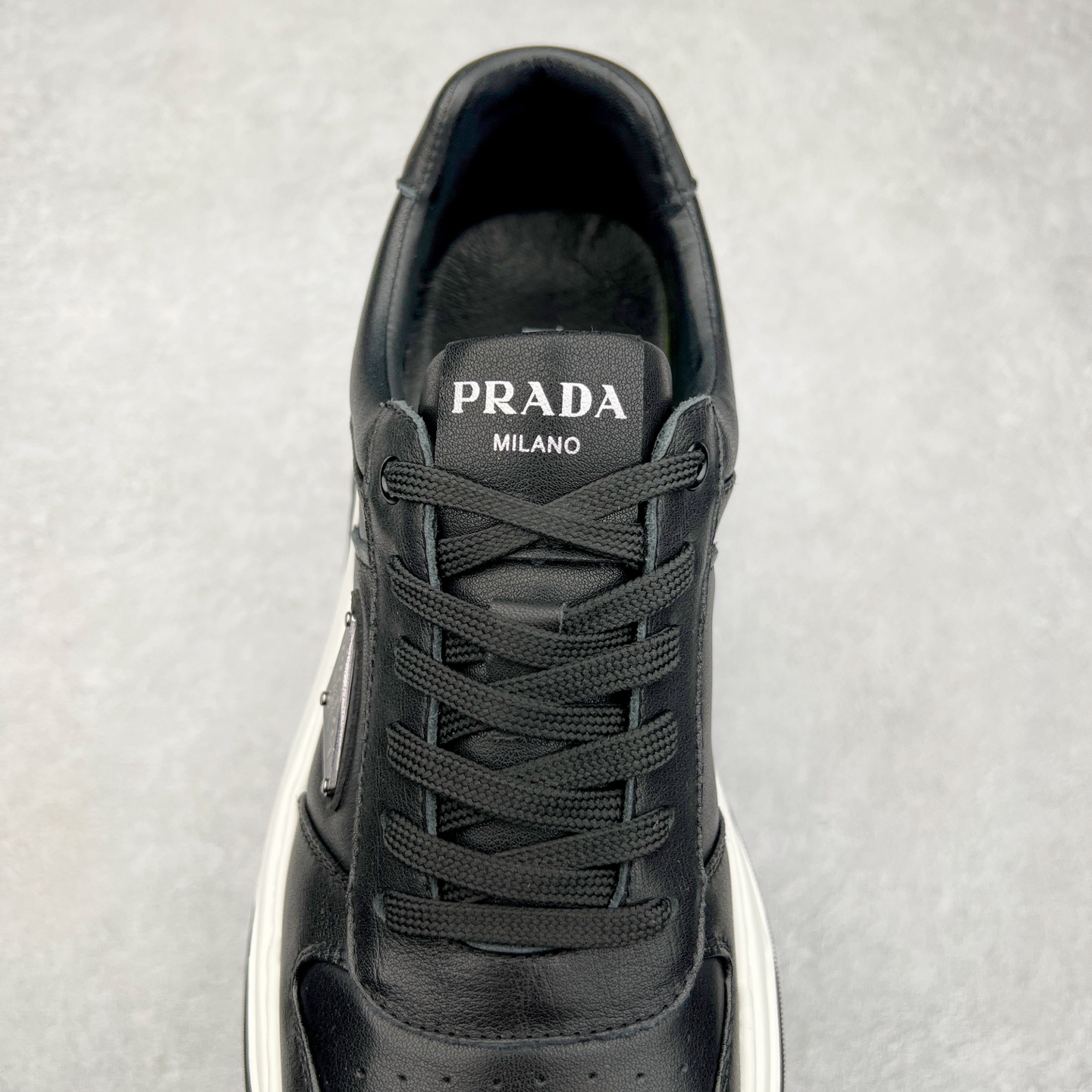 图片[5]-PRADA普拉达 厚底徽标系带运动休闲男鞋系列 广东大厂品质 专柜同步 大气个性更潮更抢眼更追求档次，它将颠覆旧念，与您共度时尚潮人必备! 面料采用原版进口小牛皮 牛皮内里垫脚 橡胶发泡大底 轻便防滑耐磨 脚感舒适 款式耐看做工精细 配以简洁利落的鞋楦 彰显男人的果敢和硬朗 尺码：39-44（皮鞋码）-选品中心