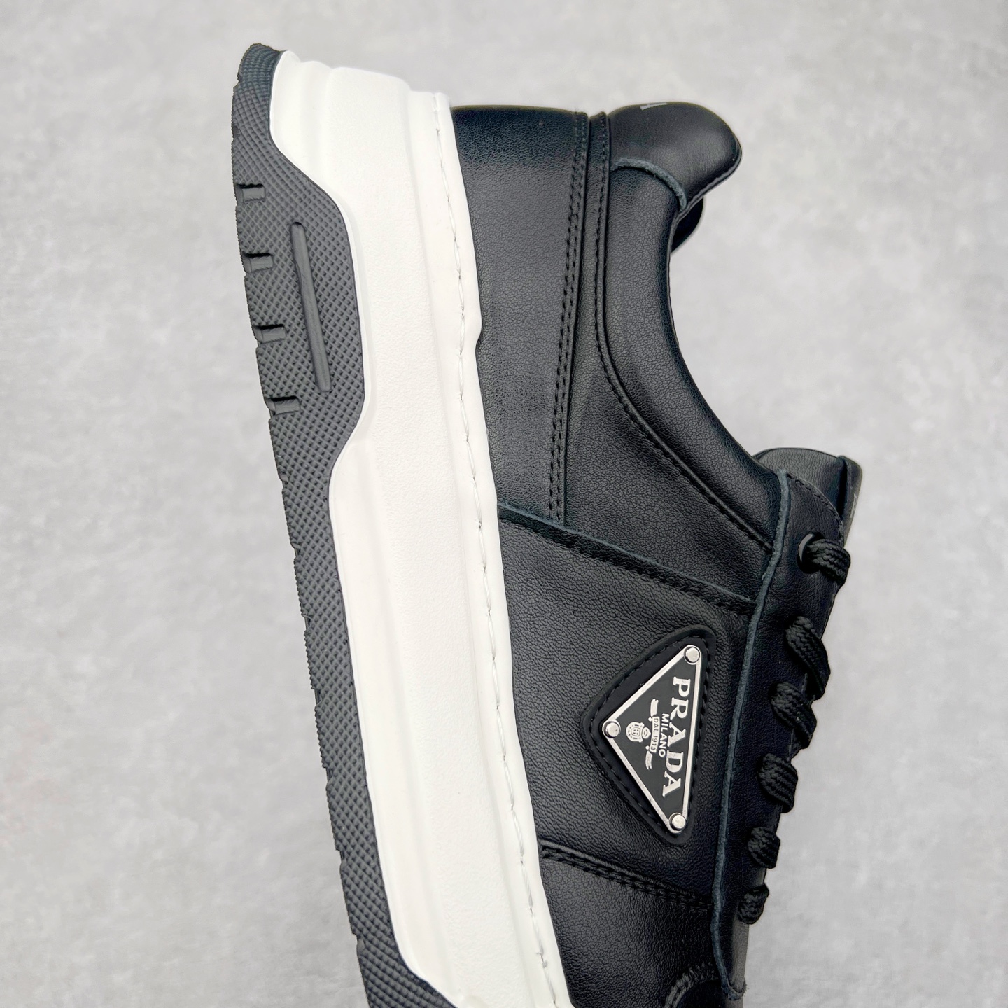 图片[6]-PRADA普拉达 厚底徽标系带运动休闲男鞋系列 广东大厂品质 专柜同步 大气个性更潮更抢眼更追求档次，它将颠覆旧念，与您共度时尚潮人必备! 面料采用原版进口小牛皮 牛皮内里垫脚 橡胶发泡大底 轻便防滑耐磨 脚感舒适 款式耐看做工精细 配以简洁利落的鞋楦 彰显男人的果敢和硬朗 尺码：39-44（皮鞋码）-选品中心