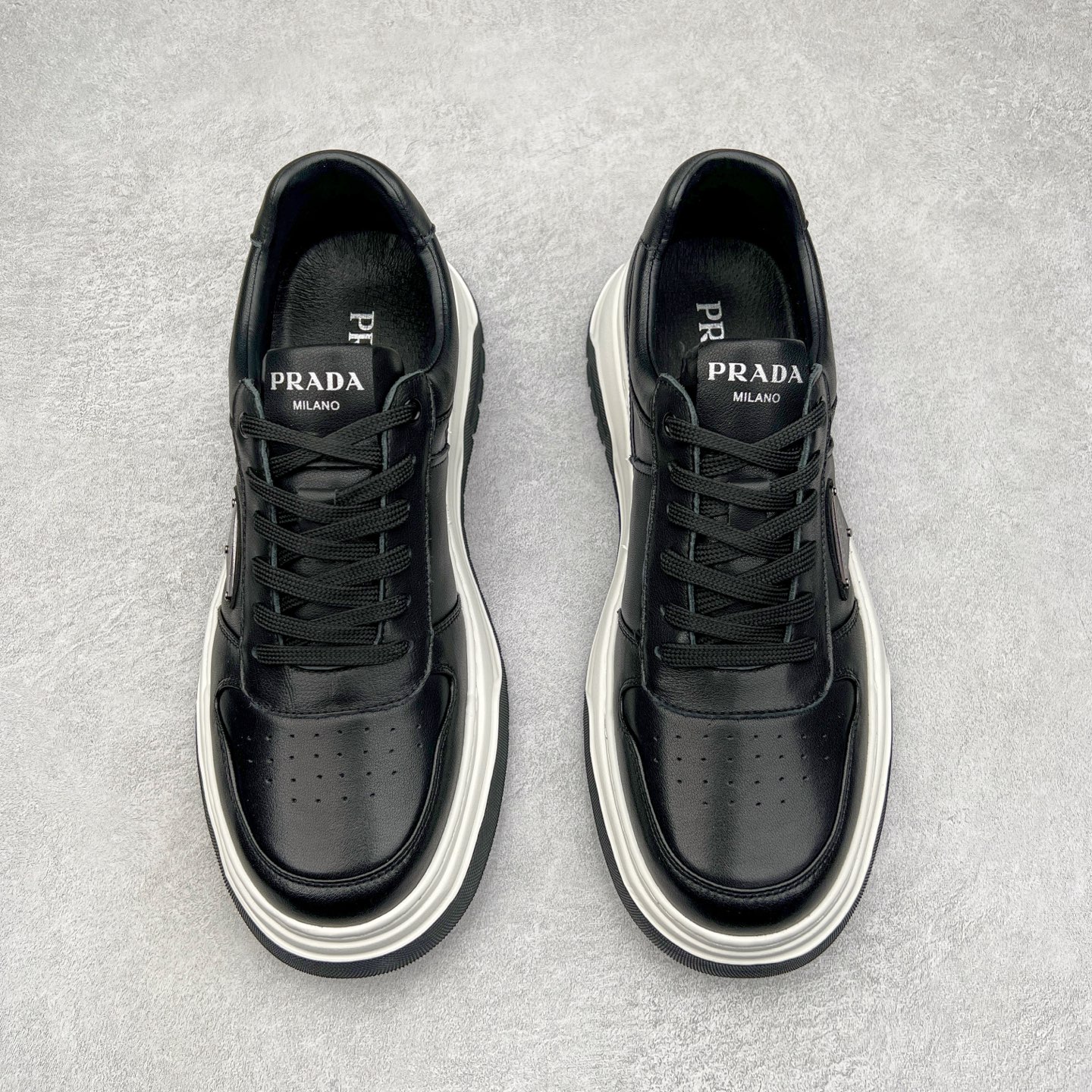 图片[2]-PRADA普拉达 厚底徽标系带运动休闲男鞋系列 广东大厂品质 专柜同步 大气个性更潮更抢眼更追求档次，它将颠覆旧念，与您共度时尚潮人必备! 面料采用原版进口小牛皮 牛皮内里垫脚 橡胶发泡大底 轻便防滑耐磨 脚感舒适 款式耐看做工精细 配以简洁利落的鞋楦 彰显男人的果敢和硬朗 尺码：39-44（皮鞋码）-选品中心