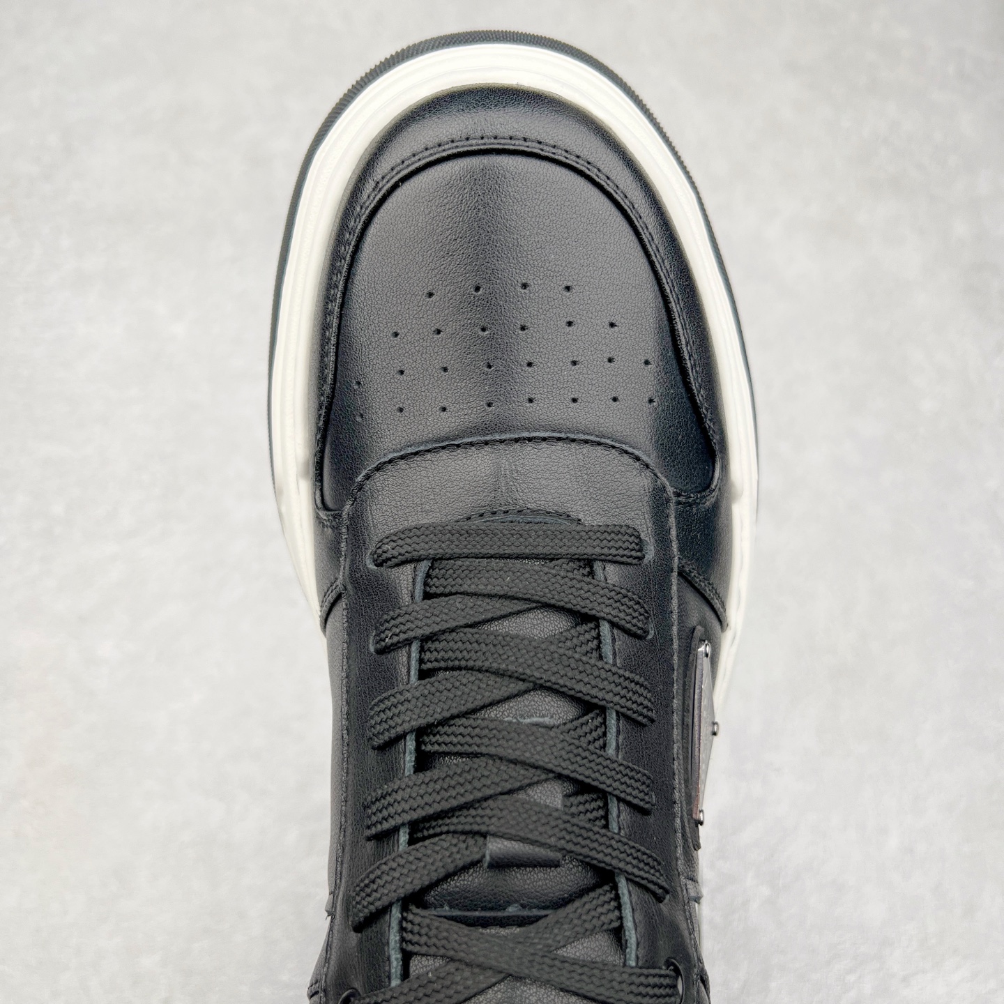 图片[4]-PRADA普拉达 厚底徽标系带运动休闲男鞋系列 广东大厂品质 专柜同步 大气个性更潮更抢眼更追求档次，它将颠覆旧念，与您共度时尚潮人必备! 面料采用原版进口小牛皮 牛皮内里垫脚 橡胶发泡大底 轻便防滑耐磨 脚感舒适 款式耐看做工精细 配以简洁利落的鞋楦 彰显男人的果敢和硬朗 尺码：39-44（皮鞋码）-选品中心