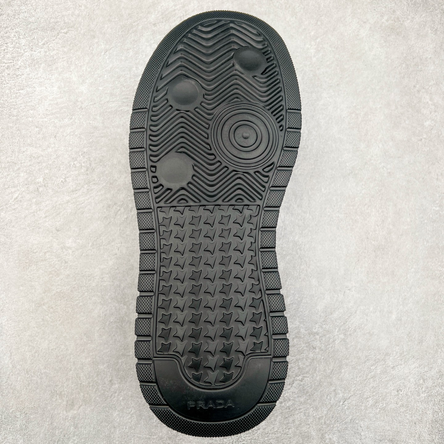 图片[9]-PRADA普拉达 厚底徽标系带运动休闲男鞋系列 广东大厂品质 专柜同步 大气个性更潮更抢眼更追求档次，它将颠覆旧念，与您共度时尚潮人必备! 面料采用原版进口小牛皮 牛皮内里垫脚 橡胶发泡大底 轻便防滑耐磨 脚感舒适 款式耐看做工精细 配以简洁利落的鞋楦 彰显男人的果敢和硬朗 尺码：39-44（皮鞋码）-选品中心