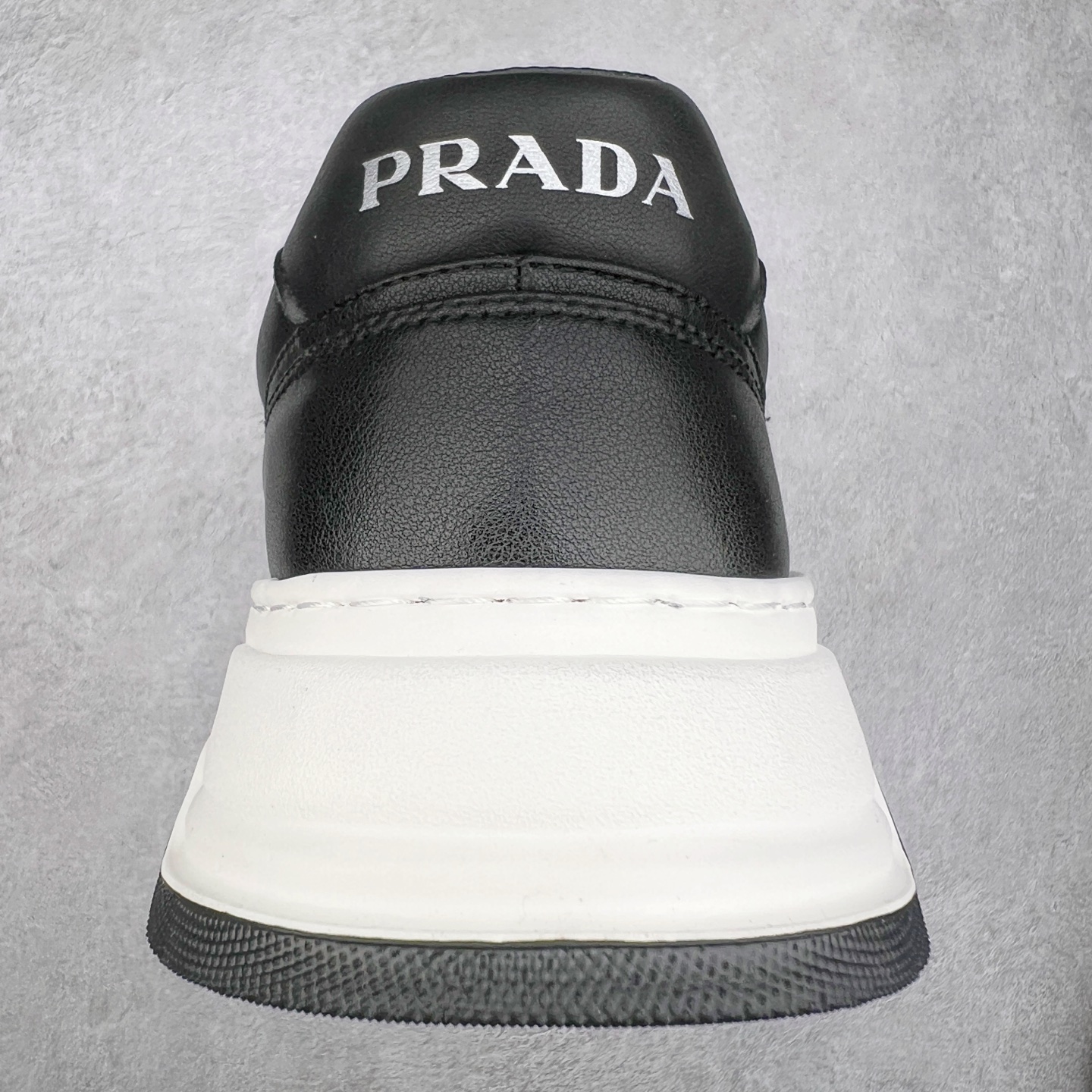 图片[8]-PRADA普拉达 厚底徽标系带运动休闲男鞋系列 广东大厂品质 专柜同步 大气个性更潮更抢眼更追求档次，它将颠覆旧念，与您共度时尚潮人必备! 面料采用原版进口小牛皮 牛皮内里垫脚 橡胶发泡大底 轻便防滑耐磨 脚感舒适 款式耐看做工精细 配以简洁利落的鞋楦 彰显男人的果敢和硬朗 尺码：39-44（皮鞋码）-选品中心