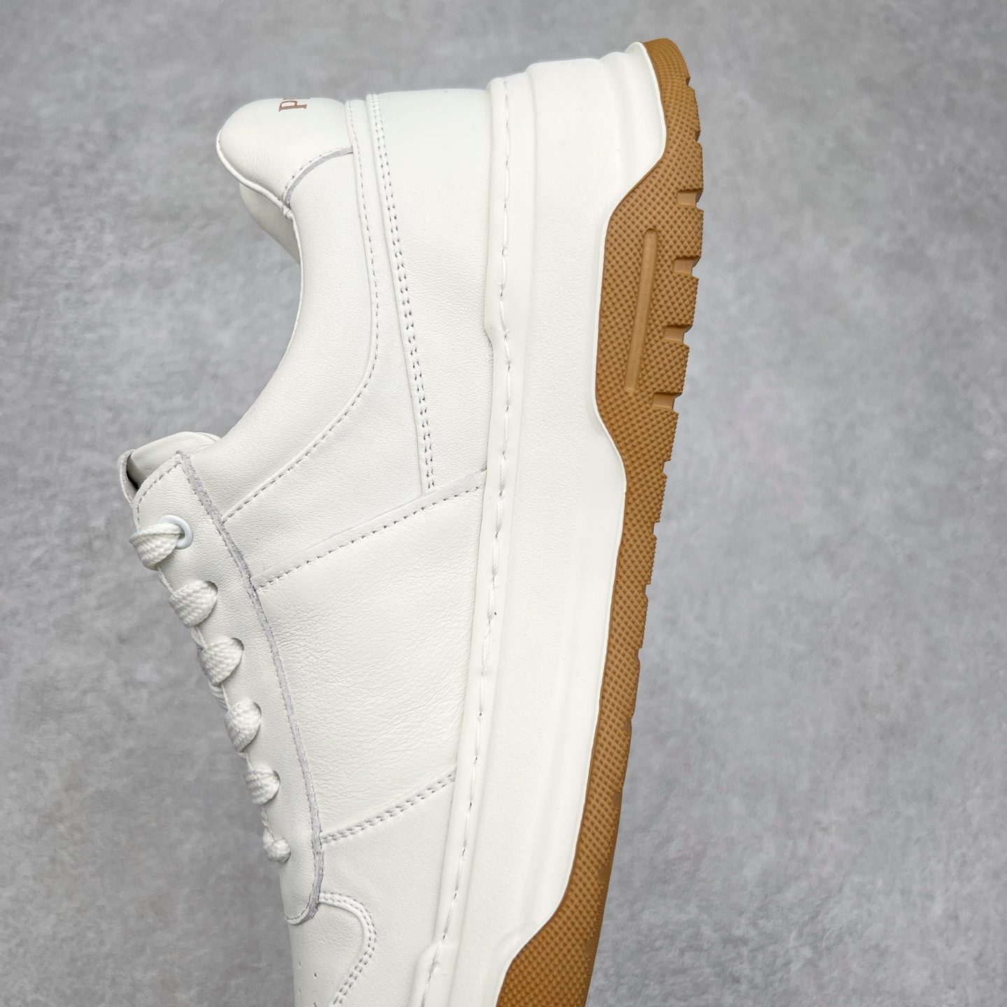 图片[7]-PRADA普拉达 厚底徽标系带运动休闲男鞋系列 广东大厂品质 专柜同步 大气个性更潮更抢眼更追求档次，它将颠覆旧念，与您共度时尚潮人必备! 面料采用原版进口小牛皮 牛皮内里垫脚 橡胶发泡大底 轻便防滑耐磨 脚感舒适 款式耐看做工精细 配以简洁利落的鞋楦 彰显男人的果敢和硬朗 尺码：39-44（皮鞋码）-选品中心