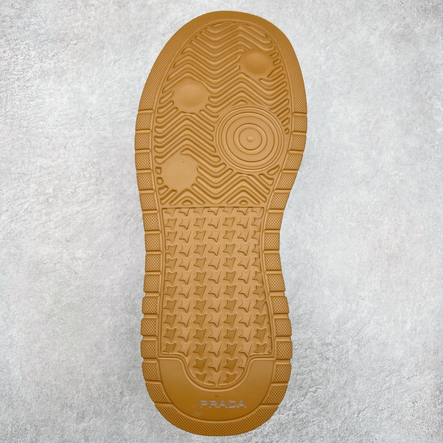 图片[9]-PRADA普拉达 厚底徽标系带运动休闲男鞋系列 广东大厂品质 专柜同步 大气个性更潮更抢眼更追求档次，它将颠覆旧念，与您共度时尚潮人必备! 面料采用原版进口小牛皮 牛皮内里垫脚 橡胶发泡大底 轻便防滑耐磨 脚感舒适 款式耐看做工精细 配以简洁利落的鞋楦 彰显男人的果敢和硬朗 尺码：39-44（皮鞋码）-选品中心