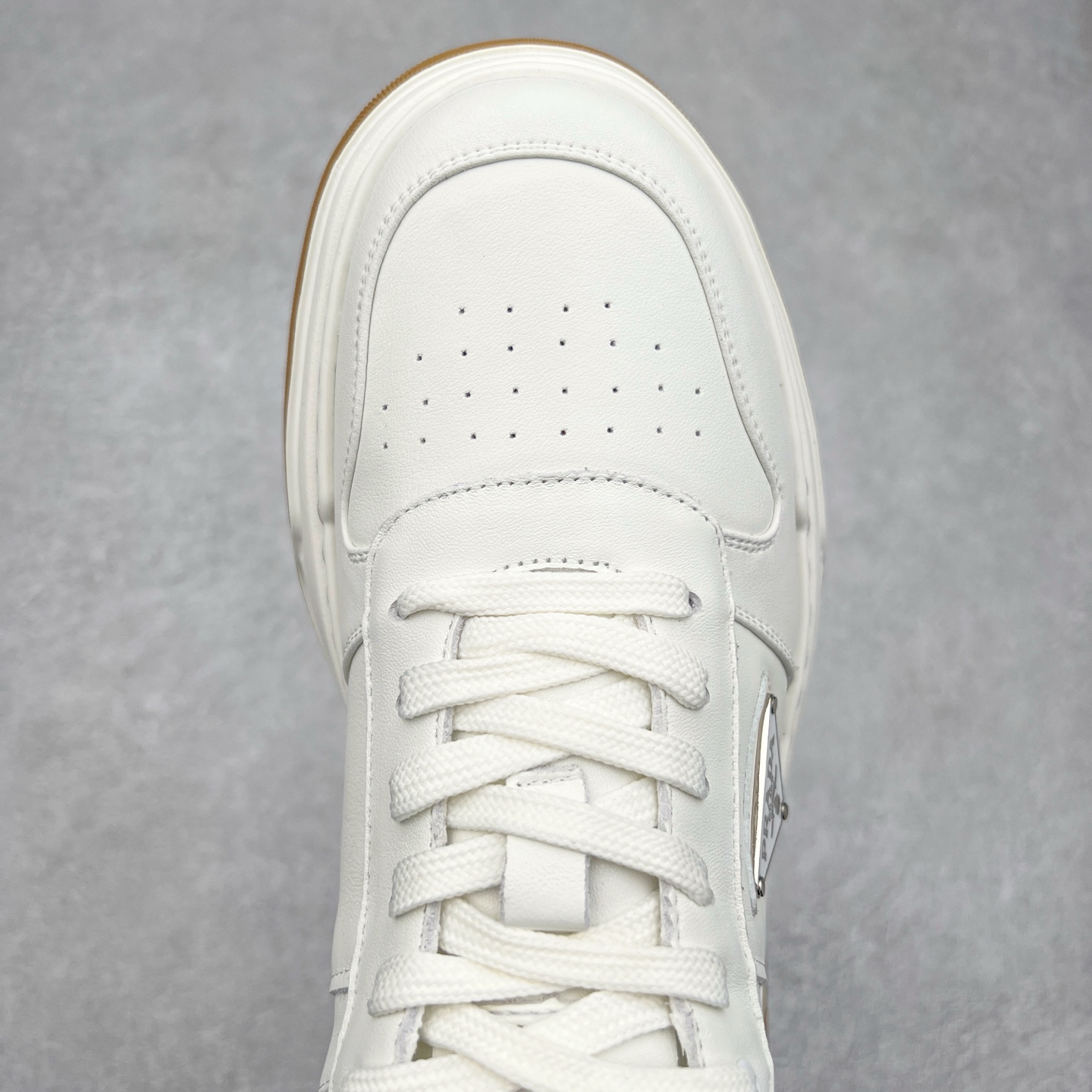 图片[4]-PRADA普拉达 厚底徽标系带运动休闲男鞋系列 广东大厂品质 专柜同步 大气个性更潮更抢眼更追求档次，它将颠覆旧念，与您共度时尚潮人必备! 面料采用原版进口小牛皮 牛皮内里垫脚 橡胶发泡大底 轻便防滑耐磨 脚感舒适 款式耐看做工精细 配以简洁利落的鞋楦 彰显男人的果敢和硬朗 尺码：39-44（皮鞋码）-选品中心