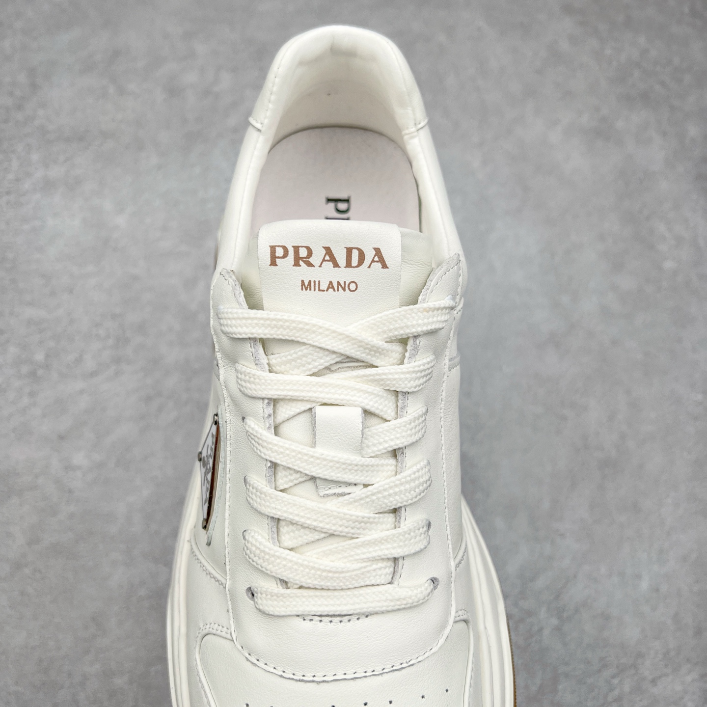 图片[5]-PRADA普拉达 厚底徽标系带运动休闲男鞋系列 广东大厂品质 专柜同步 大气个性更潮更抢眼更追求档次，它将颠覆旧念，与您共度时尚潮人必备! 面料采用原版进口小牛皮 牛皮内里垫脚 橡胶发泡大底 轻便防滑耐磨 脚感舒适 款式耐看做工精细 配以简洁利落的鞋楦 彰显男人的果敢和硬朗 尺码：39-44（皮鞋码）-选品中心