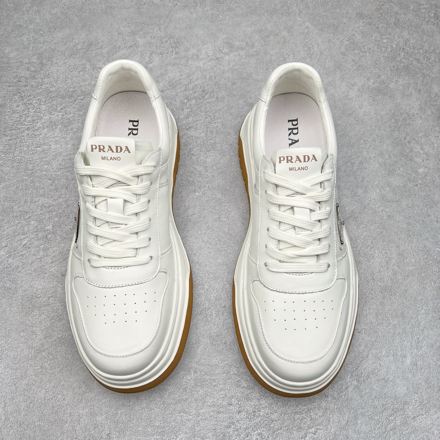图片[2]-PRADA普拉达 厚底徽标系带运动休闲男鞋系列 广东大厂品质 专柜同步 大气个性更潮更抢眼更追求档次，它将颠覆旧念，与您共度时尚潮人必备! 面料采用原版进口小牛皮 牛皮内里垫脚 橡胶发泡大底 轻便防滑耐磨 脚感舒适 款式耐看做工精细 配以简洁利落的鞋楦 彰显男人的果敢和硬朗 尺码：39-44（皮鞋码）-选品中心