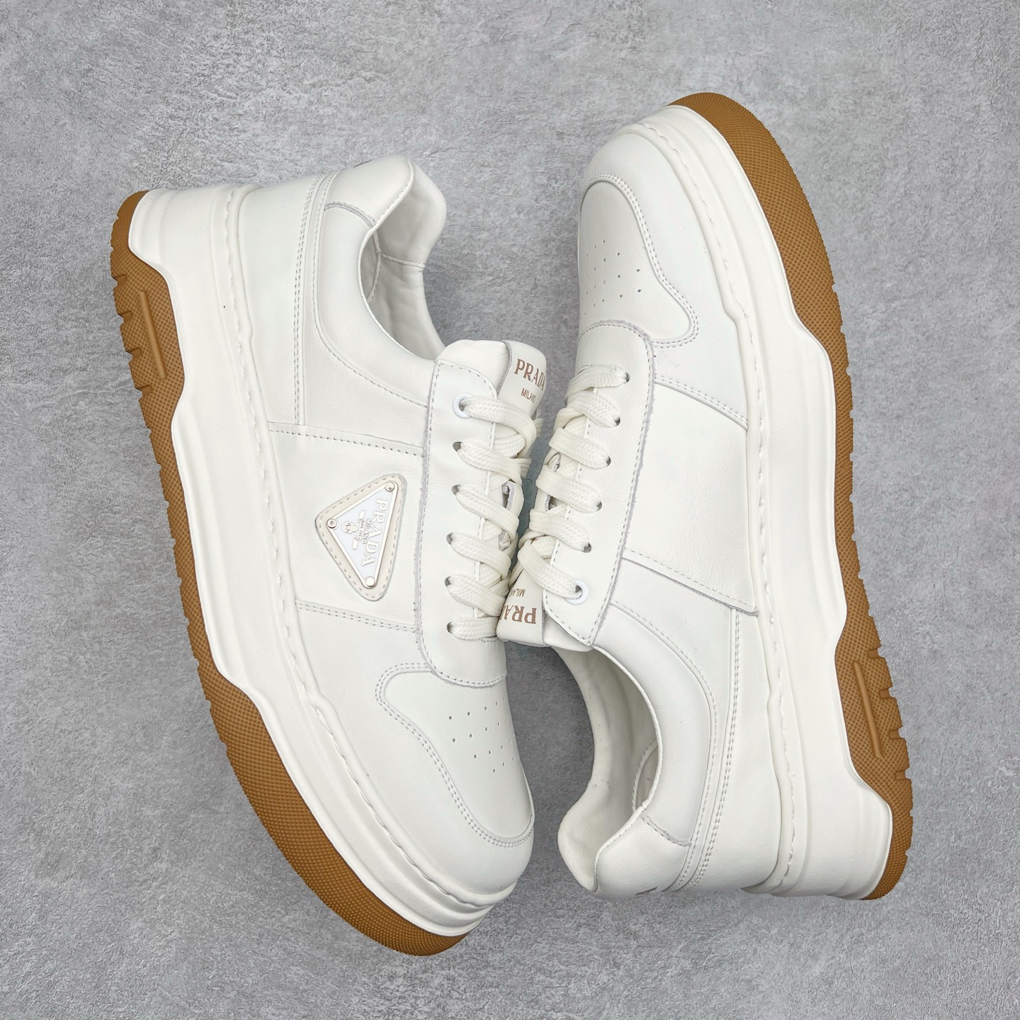 图片[3]-PRADA普拉达 厚底徽标系带运动休闲男鞋系列 广东大厂品质 专柜同步 大气个性更潮更抢眼更追求档次，它将颠覆旧念，与您共度时尚潮人必备! 面料采用原版进口小牛皮 牛皮内里垫脚 橡胶发泡大底 轻便防滑耐磨 脚感舒适 款式耐看做工精细 配以简洁利落的鞋楦 彰显男人的果敢和硬朗 尺码：39-44（皮鞋码）-选品中心