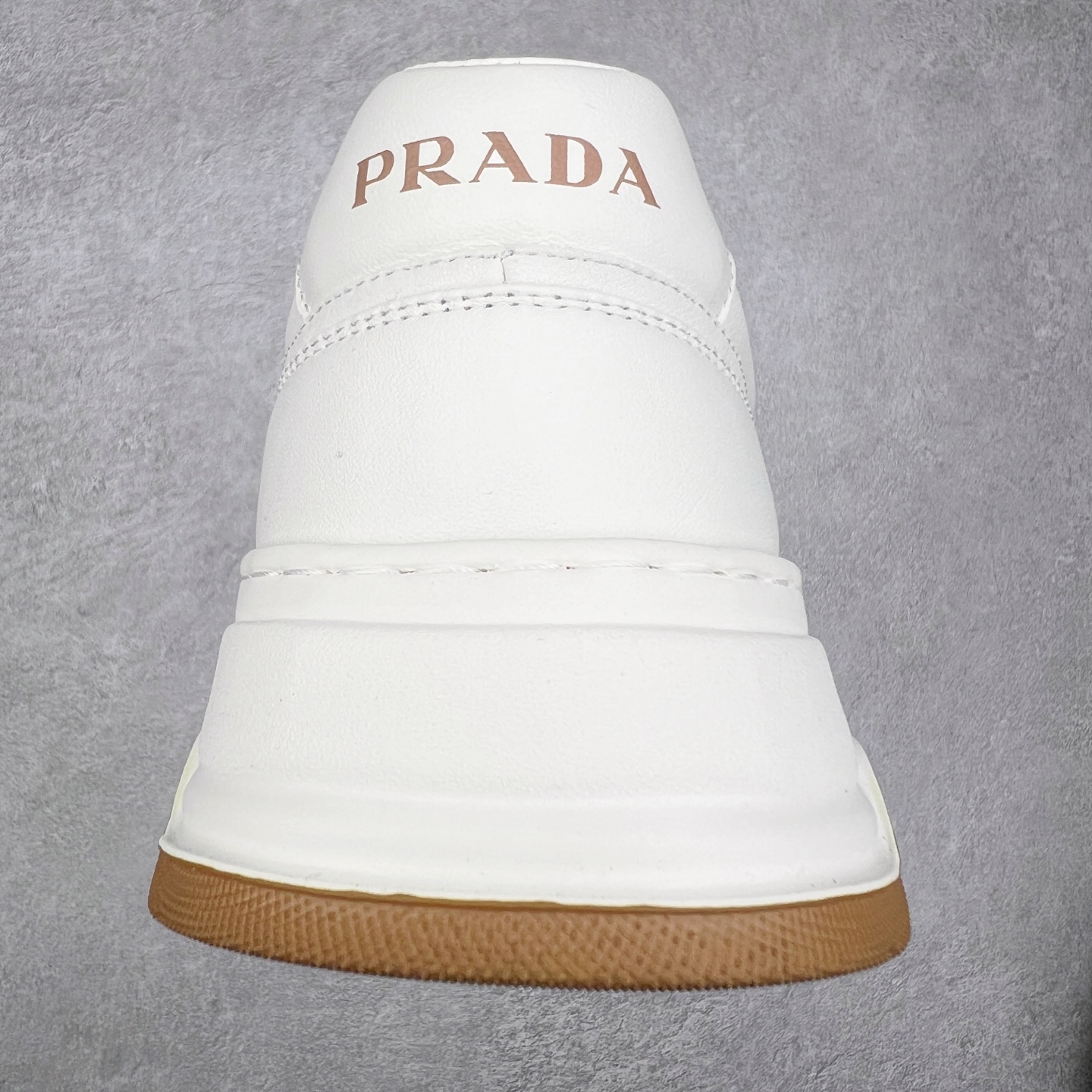 图片[8]-PRADA普拉达 厚底徽标系带运动休闲男鞋系列 广东大厂品质 专柜同步 大气个性更潮更抢眼更追求档次，它将颠覆旧念，与您共度时尚潮人必备! 面料采用原版进口小牛皮 牛皮内里垫脚 橡胶发泡大底 轻便防滑耐磨 脚感舒适 款式耐看做工精细 配以简洁利落的鞋楦 彰显男人的果敢和硬朗 尺码：39-44（皮鞋码）-选品中心