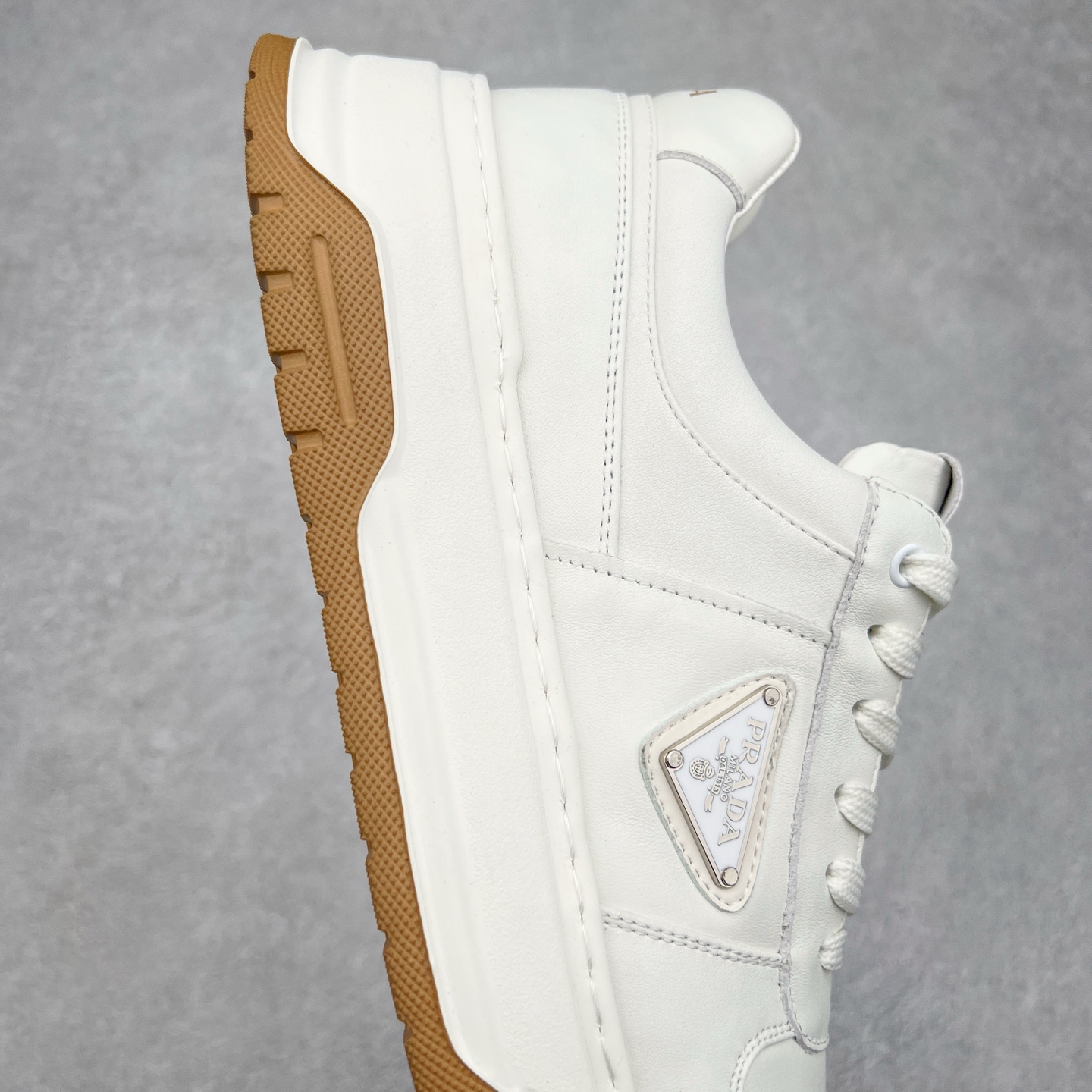 图片[6]-PRADA普拉达 厚底徽标系带运动休闲男鞋系列 广东大厂品质 专柜同步 大气个性更潮更抢眼更追求档次，它将颠覆旧念，与您共度时尚潮人必备! 面料采用原版进口小牛皮 牛皮内里垫脚 橡胶发泡大底 轻便防滑耐磨 脚感舒适 款式耐看做工精细 配以简洁利落的鞋楦 彰显男人的果敢和硬朗 尺码：39-44（皮鞋码）-选品中心