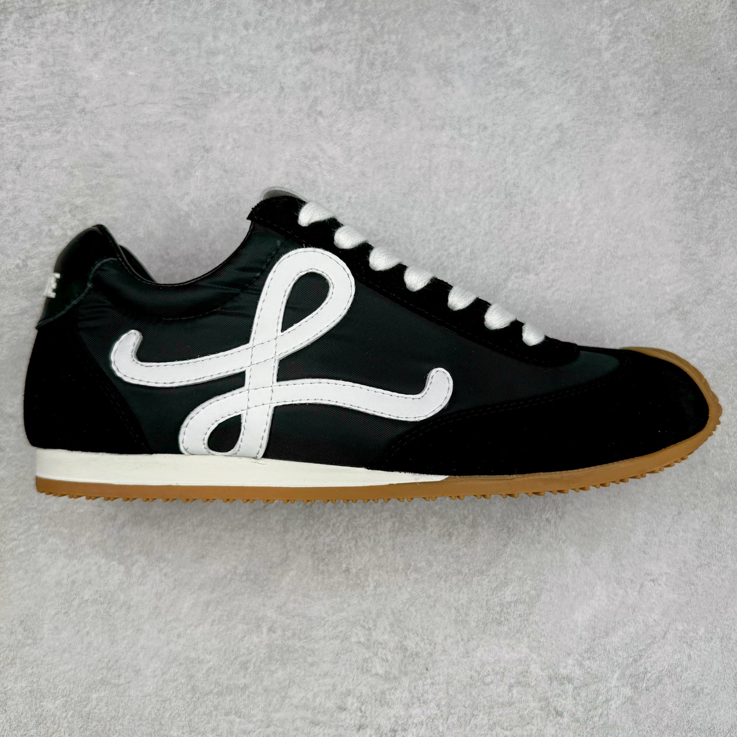 罗意威LOEWE 2025 | Ballet Runner2.0 新款芭蕾舞鞋 超级棒 不对称鞋头造型，作为LOEWE的标志性设计 超柔软，轻便且灵活的鞋底，新的波浪纹理橡胶外底，延伸至鞋头，升级的柔软皮革内衬和鞋床，提供最大舒适感，后跟有3D注塑橡胶徽标，真皮和皮料混搭彰显复古风格 内增高拼色德训鞋 阿甘鞋 小白鞋 拼色拼接鞋面 非常高级隐藏式小内增高 脚后跟设计新颖 柔软舒适 会被评为年度最舒适的暴走鞋 如履平地 原版细节 鞋面由进口麂皮 牛皮 原版布拼接 牛皮垫脚 原版定制磨具组合大底 原盒包装 内娱明星杨幂等众多同款上脚 小红书 一系列素材图 极具爆款。 尺码 35 36 37 38 39 40-选品中心