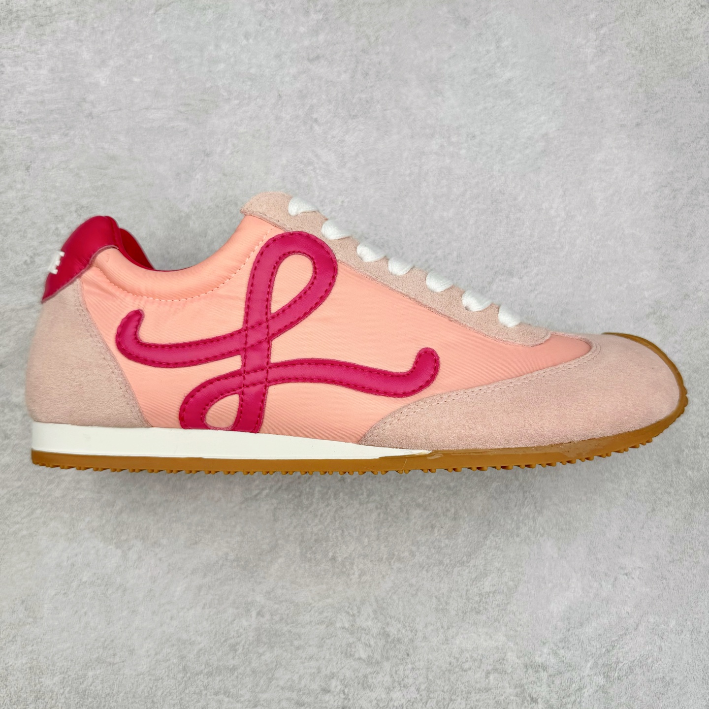 罗意威LOEWE 2025 | Ballet Runner2.0 新款芭蕾舞鞋 超级棒 不对称鞋头造型，作为LOEWE的标志性设计 超柔软，轻便且灵活的鞋底，新的波浪纹理橡胶外底，延伸至鞋头，升级的柔软皮革内衬和鞋床，提供最大舒适感，后跟有3D注塑橡胶徽标，真皮和皮料混搭彰显复古风格 内增高拼色德训鞋 阿甘鞋 小白鞋 拼色拼接鞋面 非常高级隐藏式小内增高 脚后跟设计新颖 柔软舒适 会被评为年度最舒适的暴走鞋 如履平地 原版细节 鞋面由进口麂皮 牛皮 原版布拼接 牛皮垫脚 原版定制磨具组合大底 原盒包装 内娱明星杨幂等众多同款上脚 小红书 一系列素材图 极具爆款。 尺码 35 36 37 38 39 40-选品中心