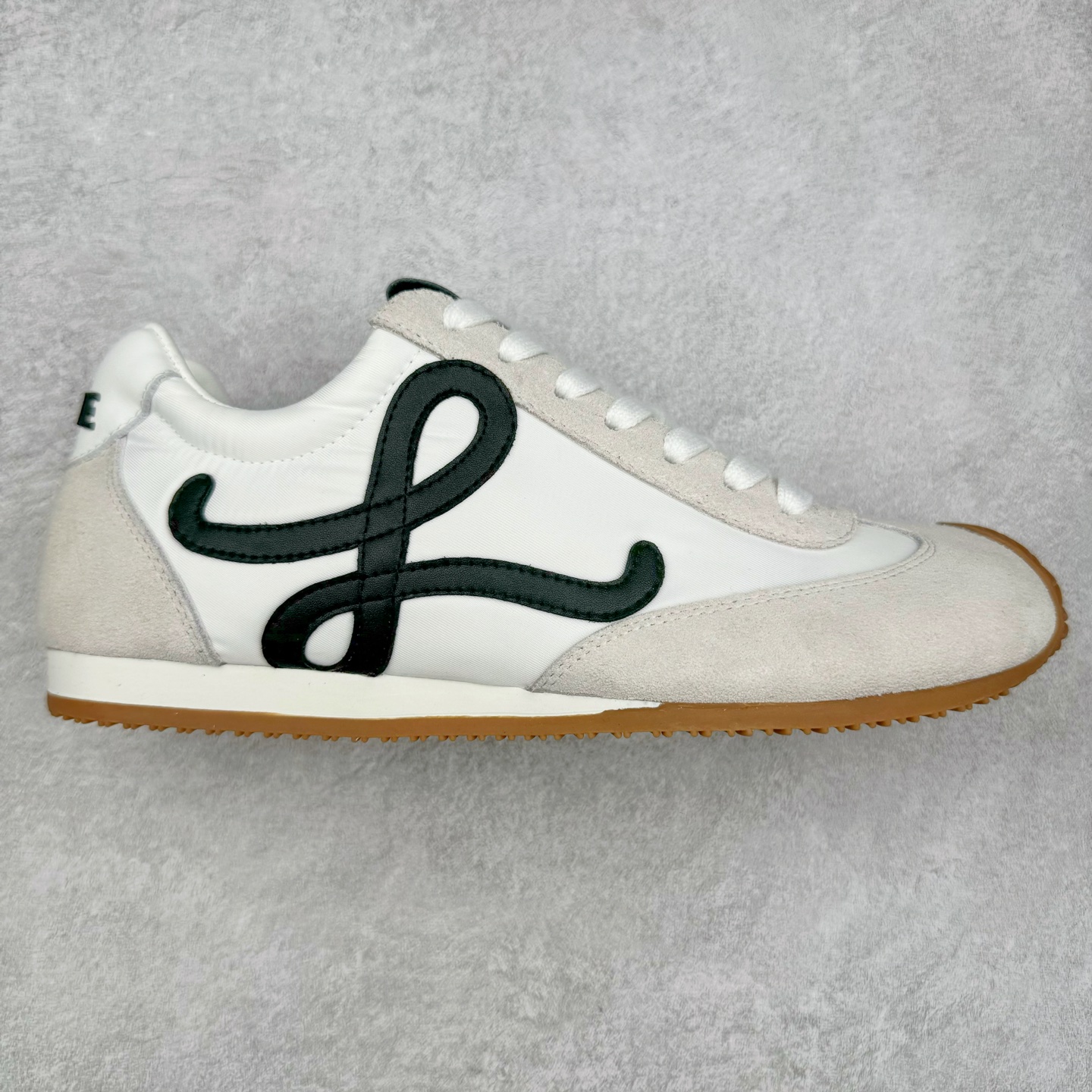 罗意威LOEWE 2025 | Ballet Runner2.0 新款芭蕾舞鞋 超级棒 不对称鞋头造型，作为LOEWE的标志性设计 超柔软，轻便且灵活的鞋底，新的波浪纹理橡胶外底，延伸至鞋头，升级的柔软皮革内衬和鞋床，提供最大舒适感，后跟有3D注塑橡胶徽标，真皮和皮料混搭彰显复古风格 内增高拼色德训鞋 阿甘鞋 小白鞋 拼色拼接鞋面 非常高级隐藏式小内增高 脚后跟设计新颖 柔软舒适 会被评为年度最舒适的暴走鞋 如履平地 原版细节 鞋面由进口麂皮 牛皮 原版布拼接 牛皮垫脚 原版定制磨具组合大底 原盒包装 内娱明星杨幂等众多同款上脚 小红书 一系列素材图 极具爆款。 尺码 35 36 37 38 39 40-选品中心