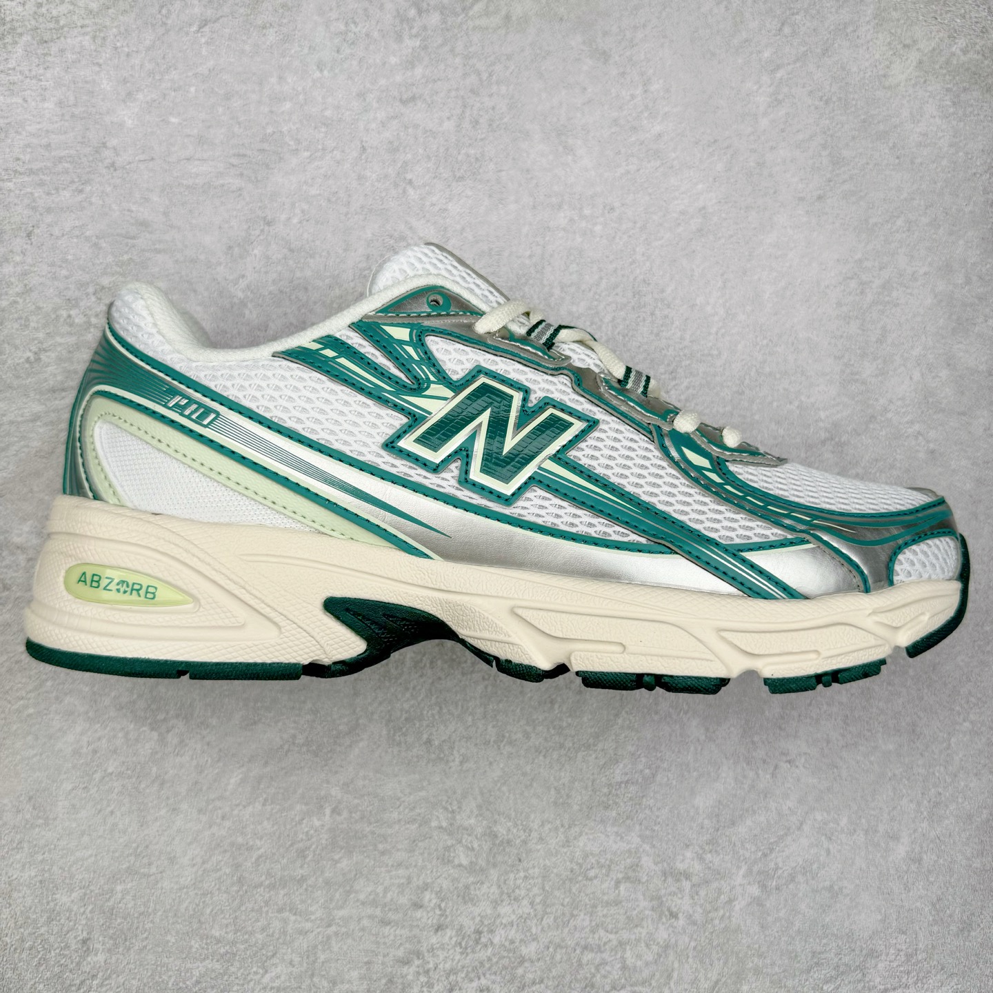 New Balance MR740 NB新百伦系列复古老爹风休闲运动慢跑鞋 采用轻质牛剖革拼接透气网眼衬垫织物鞋面材质 T-Beam大底提供足步弓支撑 保持步态稳定#后跟搭载外露缓震胶 鞋身整体以各种深浅不一的灰色覆盖 鞋头以淡蓝色调装饰，网眼衬垫通过不规律的色块实现做旧的美感 泛黄的鞋底更是进一步增添了复古气息 尺码：36 37 37.5 38 38.5 39.5 40 40.5 41.5 42 42.5 43 44 45-选品中心