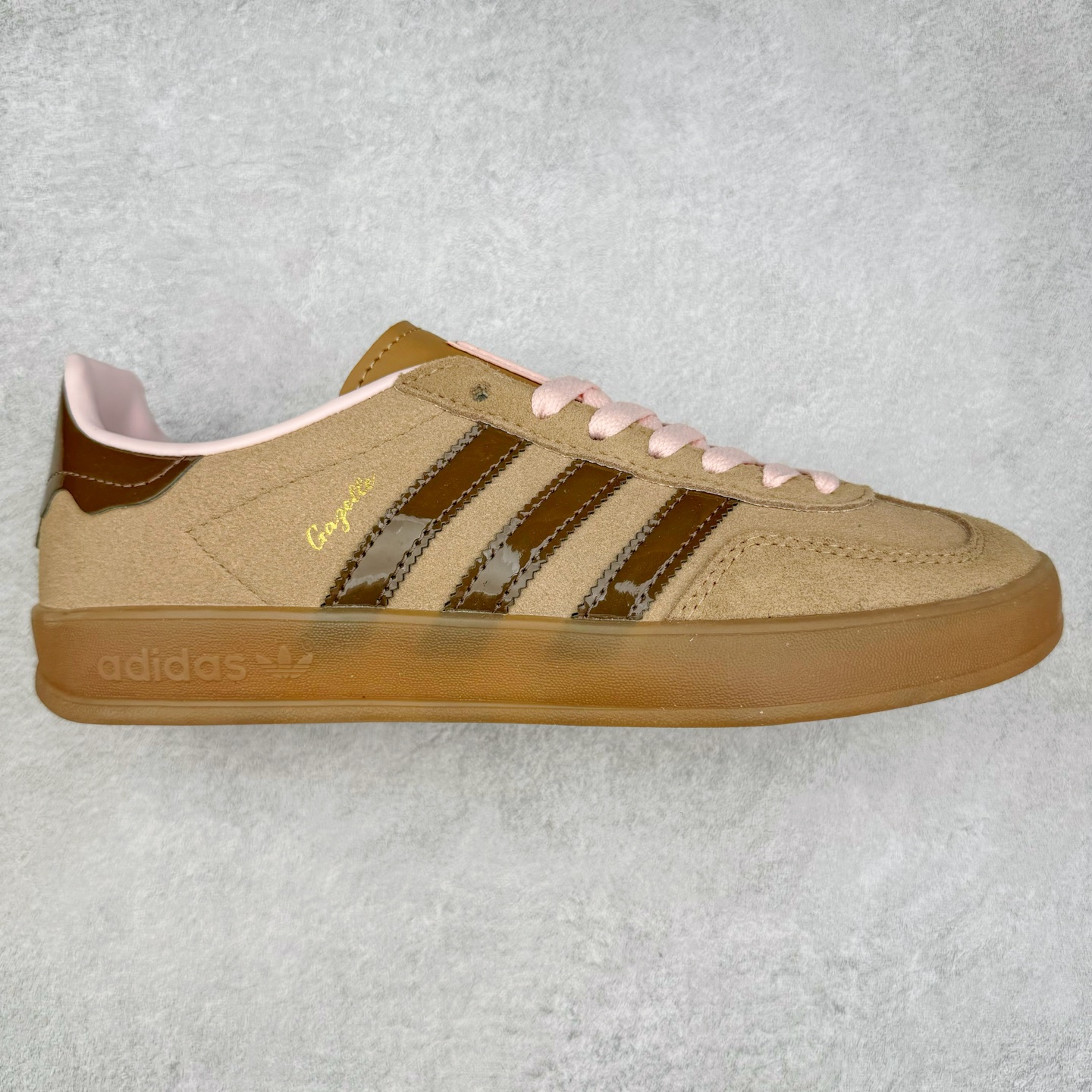 AD Gazelle Indoor Trainers 羚羊内训系列低帮复古百搭休闲运动德训风板鞋 JR8028 90年代经典的复刻版！自60年代以足球训练鞋面世以来,Gazelle就以其经典设计席卷全球。1991年版本的复刻,再造经典Gazelle。采用皮革打造,搭配浊色细节,让这款经典更加简约。尺码：36 36⅔ 37⅓ 38 38⅔ 39⅓ 40 40⅔ 41⅓ 42 42⅔ 43⅓ 44 45-选品中心