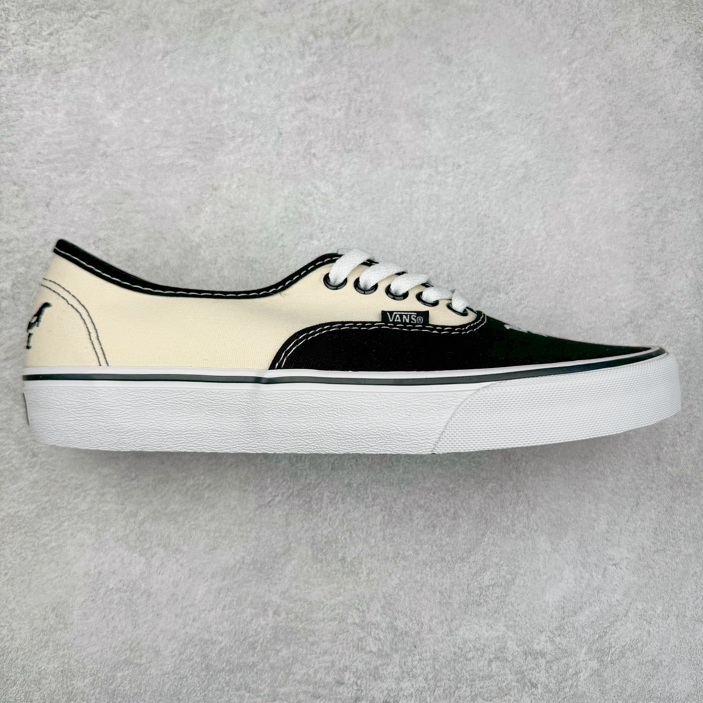 #特价福利 Vans Authentic 和平鸽 经典黑白帆布拼接低帮运动板鞋 货号:VN000CR5BPB1 尺码:35 36 36.5 37 38 38.5 39 40 40.5 41 42 42.5 43 44-选品中心