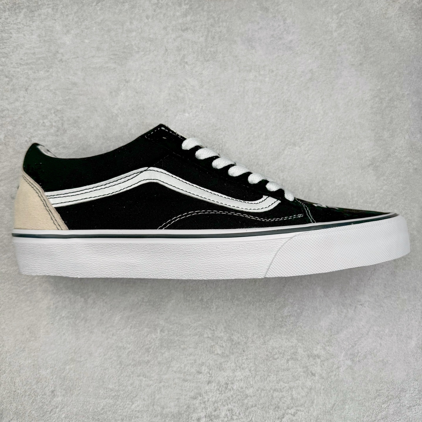 ＃特价福利 Vans Authentic 和平鸽 经典黑白帆布拼接低帮运动板鞋 货号：VN000CR5BPB1 尺码：35 36 36.5 37 38 38.5 39 40 40.5 41 42 42.5 43 44-选品中心