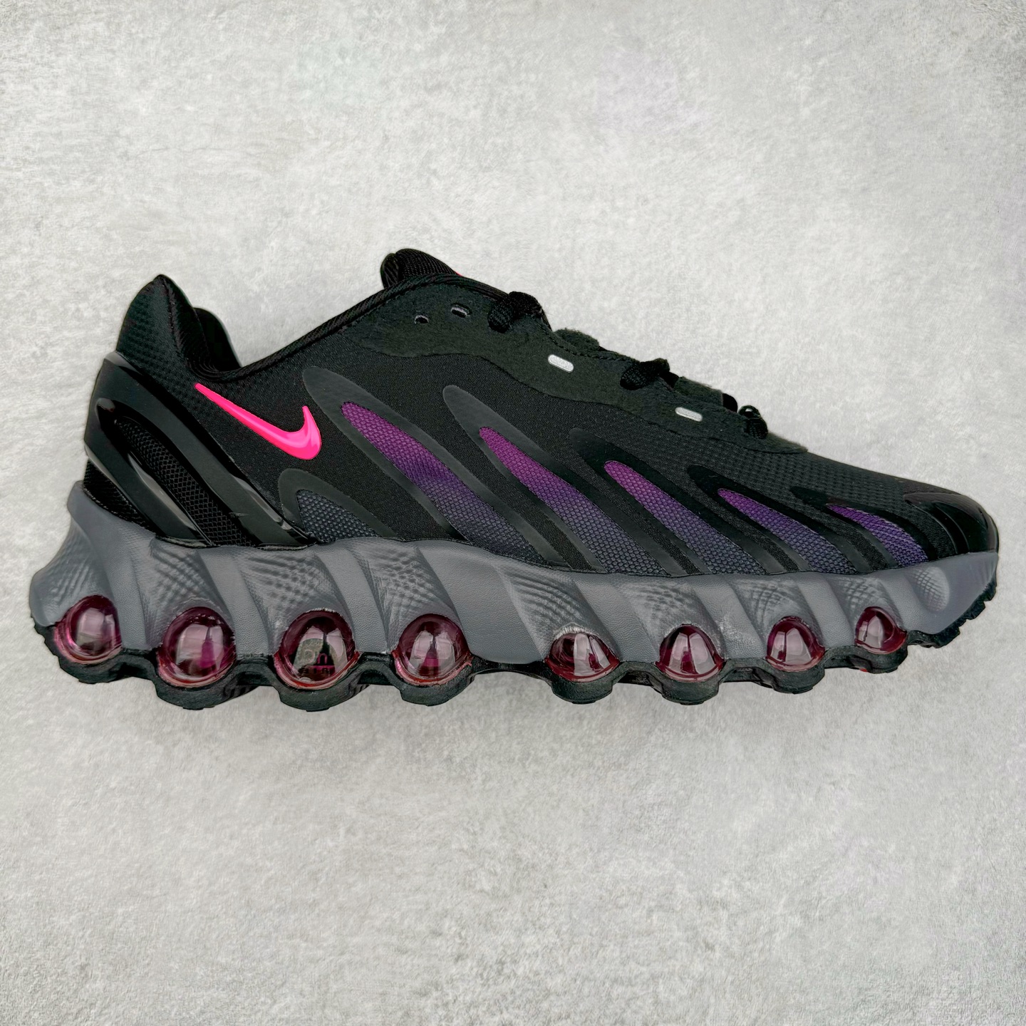 NK Air Max DN8 全掌科技气垫缓震运动跑鞋 FQ7860-103 DN8的核心亮点在于其八腔气垫结构 根据不同部位设定的气压值专为行走设计 提供卓越的舒适感 鞋面的设计让人联想到上世纪90年代末至2000年代初的多款Air Max 中底上系列圆形孔洞引发了热议 不少人将其与竞争品牌的缓震技术进行比较 例如K-SWISS 2010年代初推出的Tubes技 及以多孔鞋底闻名的品牌 尺码：36 36.5 37.5 38 38.5 39 40 40.5 41 42 42.5 43 44 44.5 45-选品中心