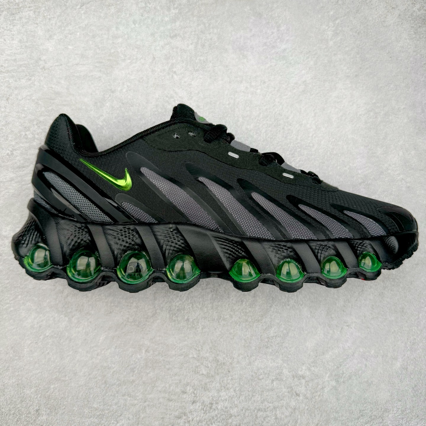 NK Air Max DN8 全掌科技气垫缓震运动跑鞋 FQ7860-006 DN8的核心亮点在于其八腔气垫结构 根据不同部位设定的气压值专为行走设计 提供卓越的舒适感 鞋面的设计让人联想到上世纪90年代末至2000年代初的多款Air Max 中底上系列圆形孔洞引发了热议 不少人将其与竞争品牌的缓震技术进行比较 例如K-SWISS 2010年代初推出的Tubes技 及以多孔鞋底闻名的品牌 尺码：36 36.5 37.5 38 38.5 39 40 40.5 41 42 42.5 43 44 44.5 45-选品中心