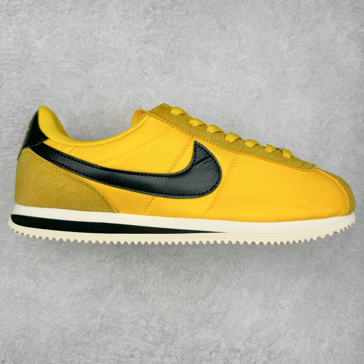 NK Classic Cortez Leather 阿甘复古初代皮革慢跑鞋 实体平台指令订单 全套原纸板楦头开发 原厂数据大底磨具 一比一鞋头弧度高度鞋身弧度 细节品控鞋型随意对比 正确烫金高频细节 公司级标准检验QC 区分市面一切版本 完美复刻阿甘复古鞋型 尺码:35.5 36 36.5 37.5 38 38.5 39 40 40.5 41 42 42.5 43 44 45-选品中心