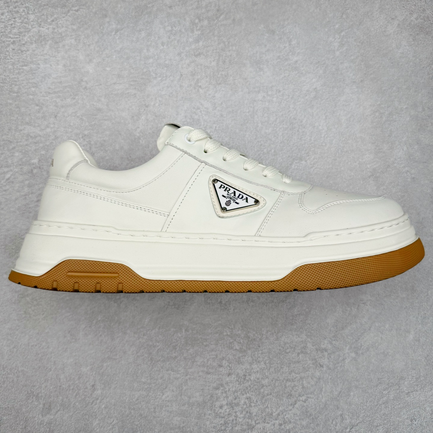 PRADA普拉达 厚底徽标系带运动休闲男鞋系列 广东大厂品质 专柜同步 大气个性更潮更抢眼更追求档次，它将颠覆旧念，与您共度时尚潮人必备! 面料采用原版进口小牛皮 牛皮内里垫脚 橡胶发泡大底 轻便防滑耐磨 脚感舒适 款式耐看做工精细 配以简洁利落的鞋楦 彰显男人的果敢和硬朗 尺码：39-44（皮鞋码）-选品中心