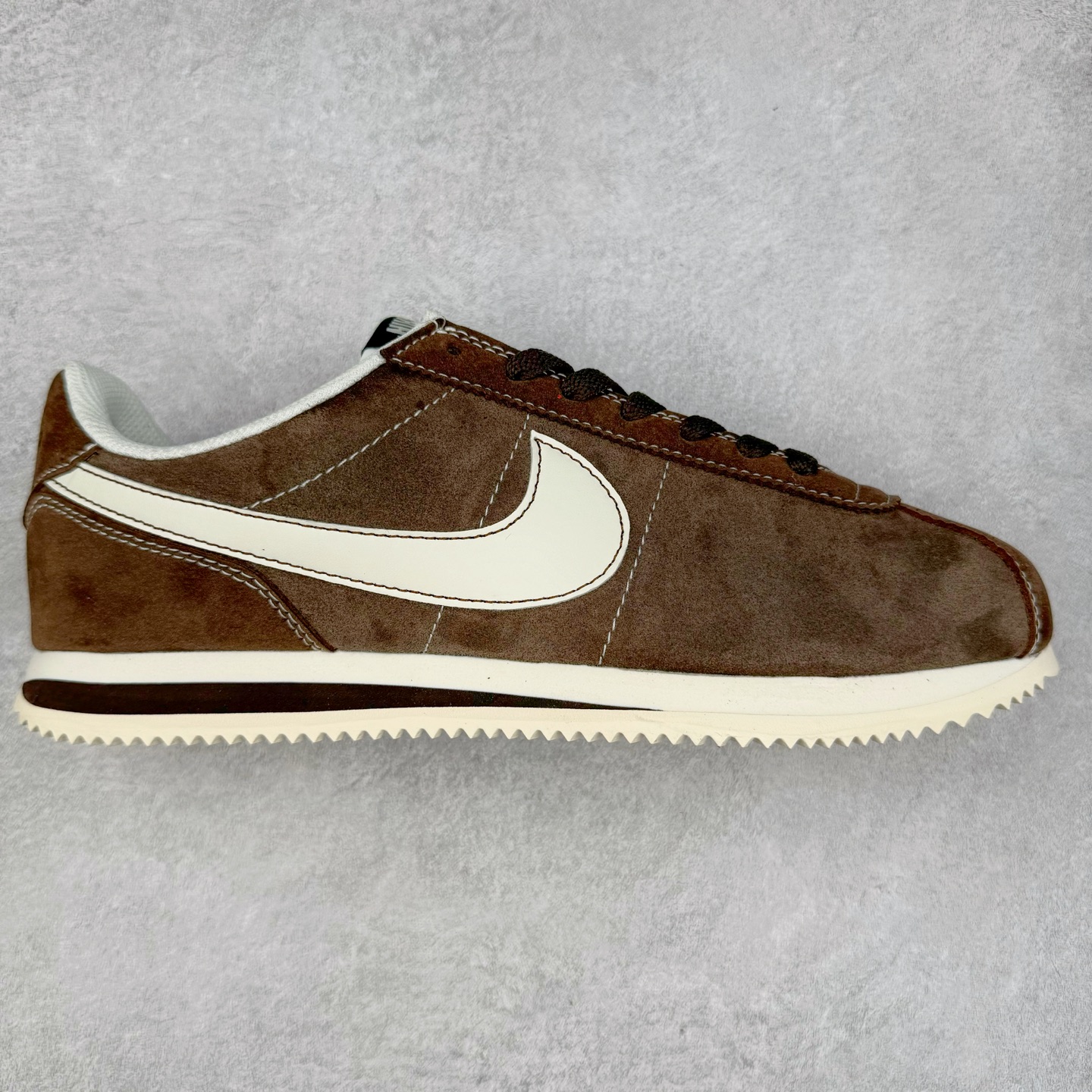 图片[4]-NK Classic Cortez Leather 阿甘复古初代皮革慢跑鞋 实体平台指令订单 全套原纸板楦头开发 原厂数据大底磨具 一比一鞋头弧度高度鞋身弧度 细节品控鞋型随意对比 正确烫金高频细节 公司级标准检验QC 区分市面一切版本 完美复刻阿甘复古鞋型 尺码：35.5 36 36.5 37.5 38 38.5 39 40 40.5 41 42 42.5 43 44 45-选品中心