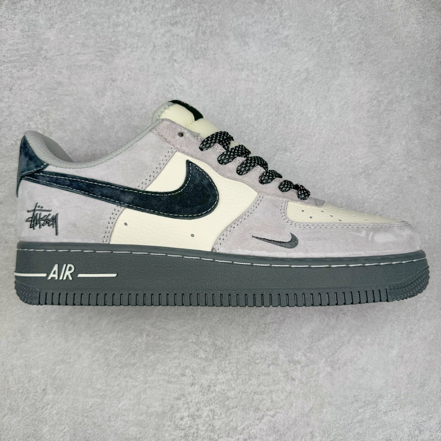 NK Air Force 1´07 Low 空军一号低帮百搭休闲运动板鞋 XZ6188-196 柔软、弹性十足的缓震性能和出色的中底设计 横跨复古与现代的外型结合 造就出风靡全球 三十多年的Force 1 直到今天还深受青睐 尺码:36 36.5 37.5 38 38.5 39 40 40.5 41 42 42.5 43 44 44.5 45-选品中心