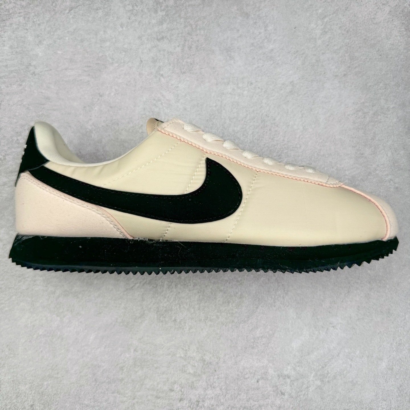 图片[3]-NK Classic Cortez Leather 阿甘复古初代皮革慢跑鞋 实体平台指令订单 全套原纸板楦头开发 原厂数据大底磨具 一比一鞋头弧度高度鞋身弧度 细节品控鞋型随意对比 正确烫金高频细节 公司级标准检验QC 区分市面一切版本 完美复刻阿甘复古鞋型 尺码：35.5 36 36.5 37.5 38 38.5 39 40 40.5 41 42 42.5 43 44 45-选品中心