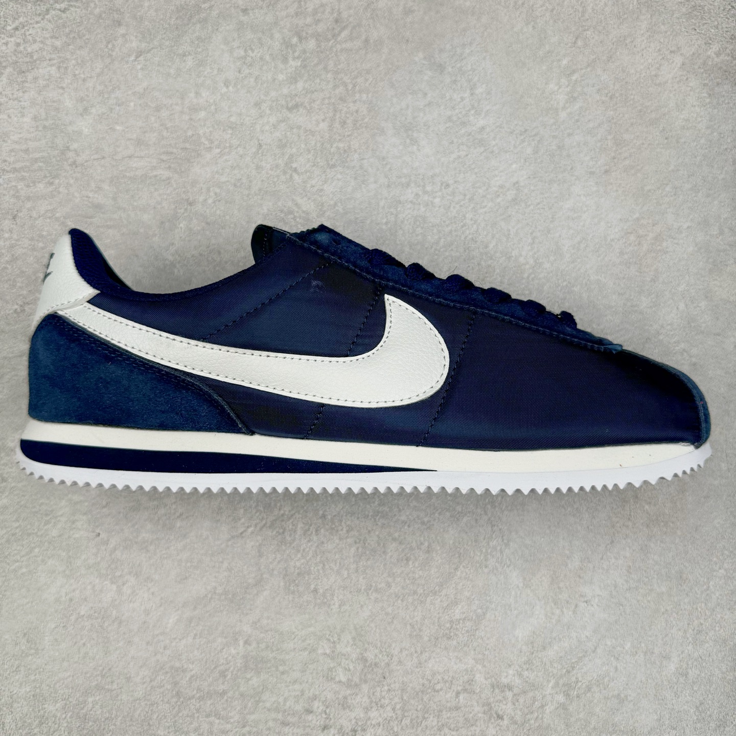 图片[9]-NK Classic Cortez Leather 阿甘复古初代皮革慢跑鞋 实体平台指令订单 全套原纸板楦头开发 原厂数据大底磨具 一比一鞋头弧度高度鞋身弧度 细节品控鞋型随意对比 正确烫金高频细节 公司级标准检验QC 区分市面一切版本 完美复刻阿甘复古鞋型 尺码：35.5 36 36.5 37.5 38 38.5 39 40 40.5 41 42 42.5 43 44 45-选品中心