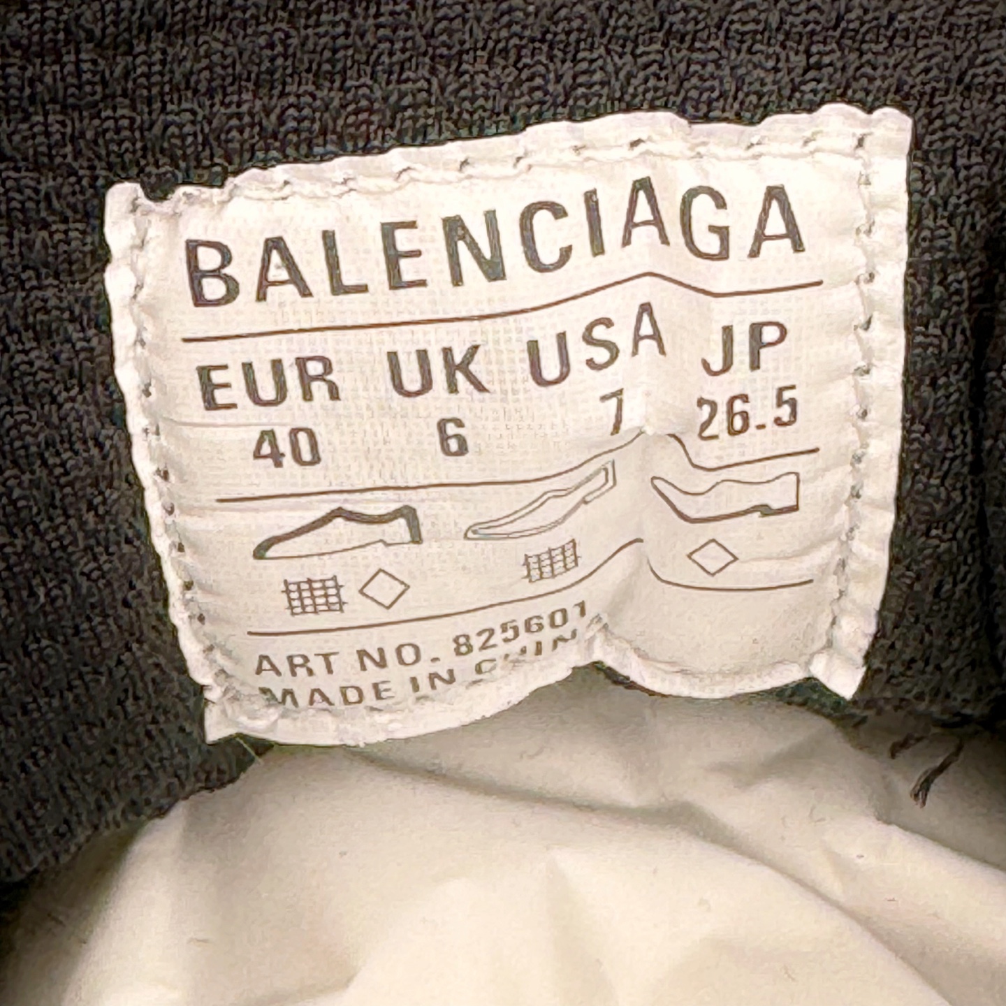 图片[11]-＃VG零售版 BALENCIAGA 3XL Sneakers 巴黎世家十代网布系带低帮走秀复古老爹鞋 全套原纸板楦头开发 最原汁原味的灵魂版型 全鞋荧光划线卡点 胶水把控整洁度追求极致完美 每一双都是工艺品 多重QC质检 超越公司货的品控标准 实实在在的免检产品 原盒原配 正确字体电绣 粗细、位置、大小正确 侧边TPU 透气孔匹配意产原版 正确分离大底 TPU软底 原版一致大底LOGO 立体感十足 原厂皮料水洗做旧 采购原厂网纱 不含皮革 网布材料和聚氨酯 磨损效果 鞋头边缘和后帮 Balenciaga 徽标 鞋面和后跟凸印尺码 鞋舌 3XL 橡胶品牌标识和反光细节 鞋帮拉袢和鞋舌拉祥 配反光细节 备用鞋带在鞋履前侧 可在穿着前取下 便于不同造型搭配 正常尺码 尺码：35 36 37 38 39 40 41 42 43 44 45 46-选品中心